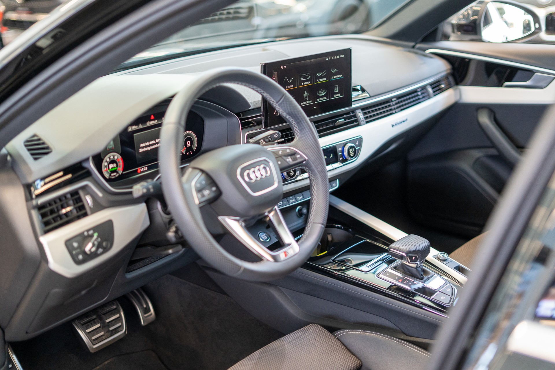AUDI A4 Avant 2.0 40 TFSI S Line quattro S-Tronic / S-Line / Virtual Cockpit / Rückfahrkamera-image-8