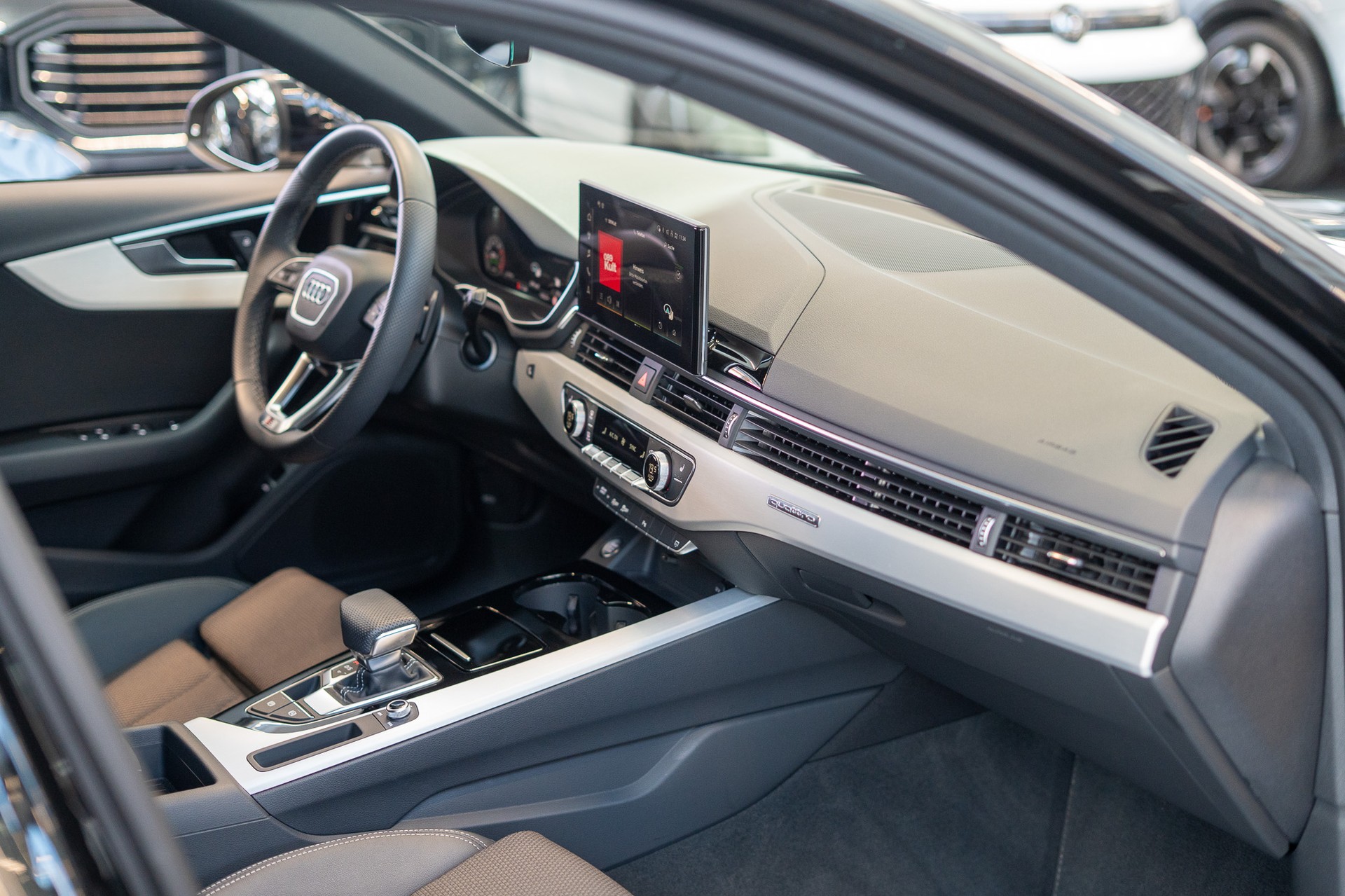 AUDI A4 Avant 2.0 40 TFSI S Line quattro S-Tronic / S-Line / Virtual Cockpit / Rückfahrkamera-image-14