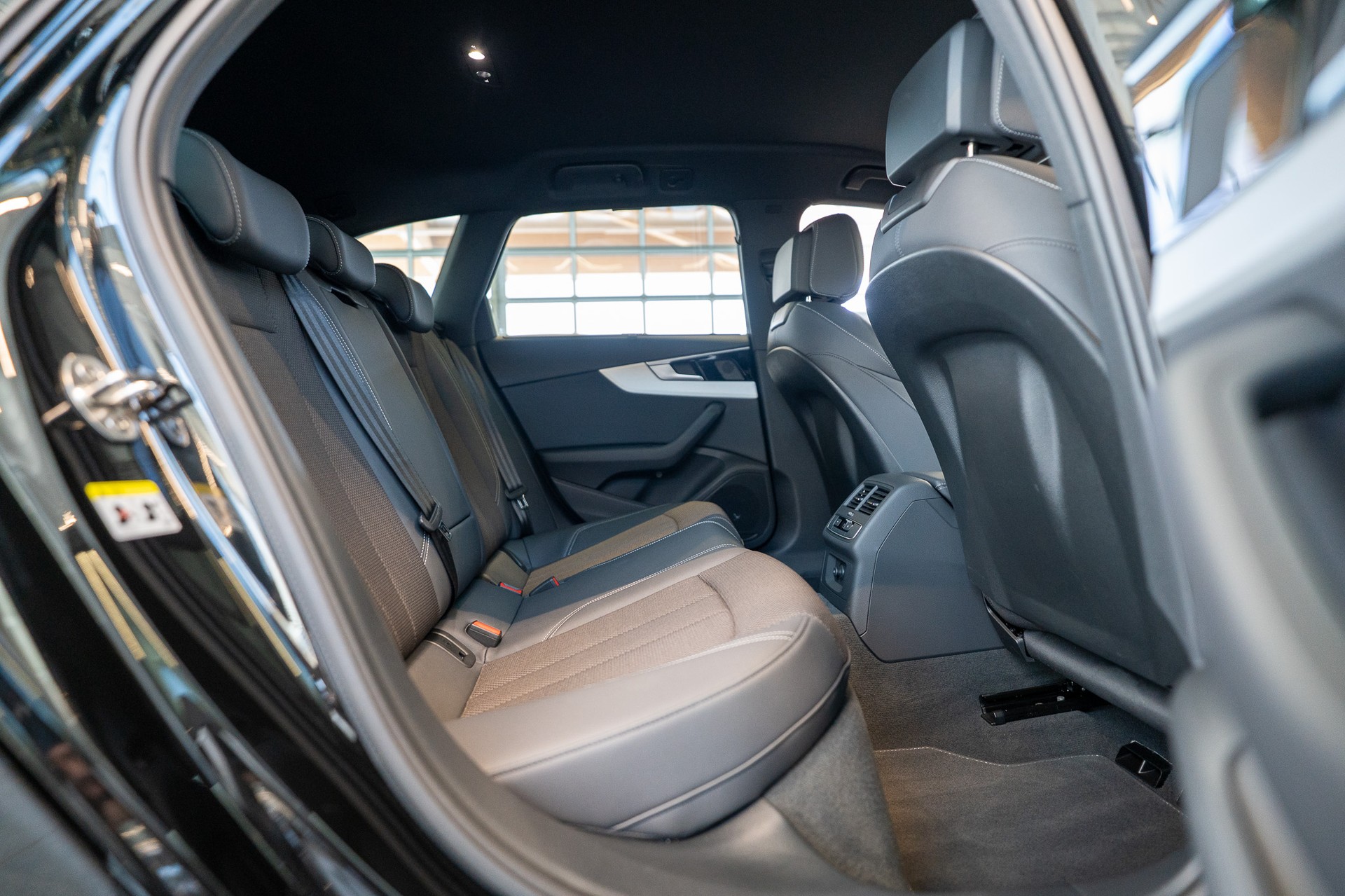 AUDI A4 Avant 2.0 40 TFSI S Line quattro S-Tronic / S-Line / Virtual Cockpit / Rückfahrkamera-image-12