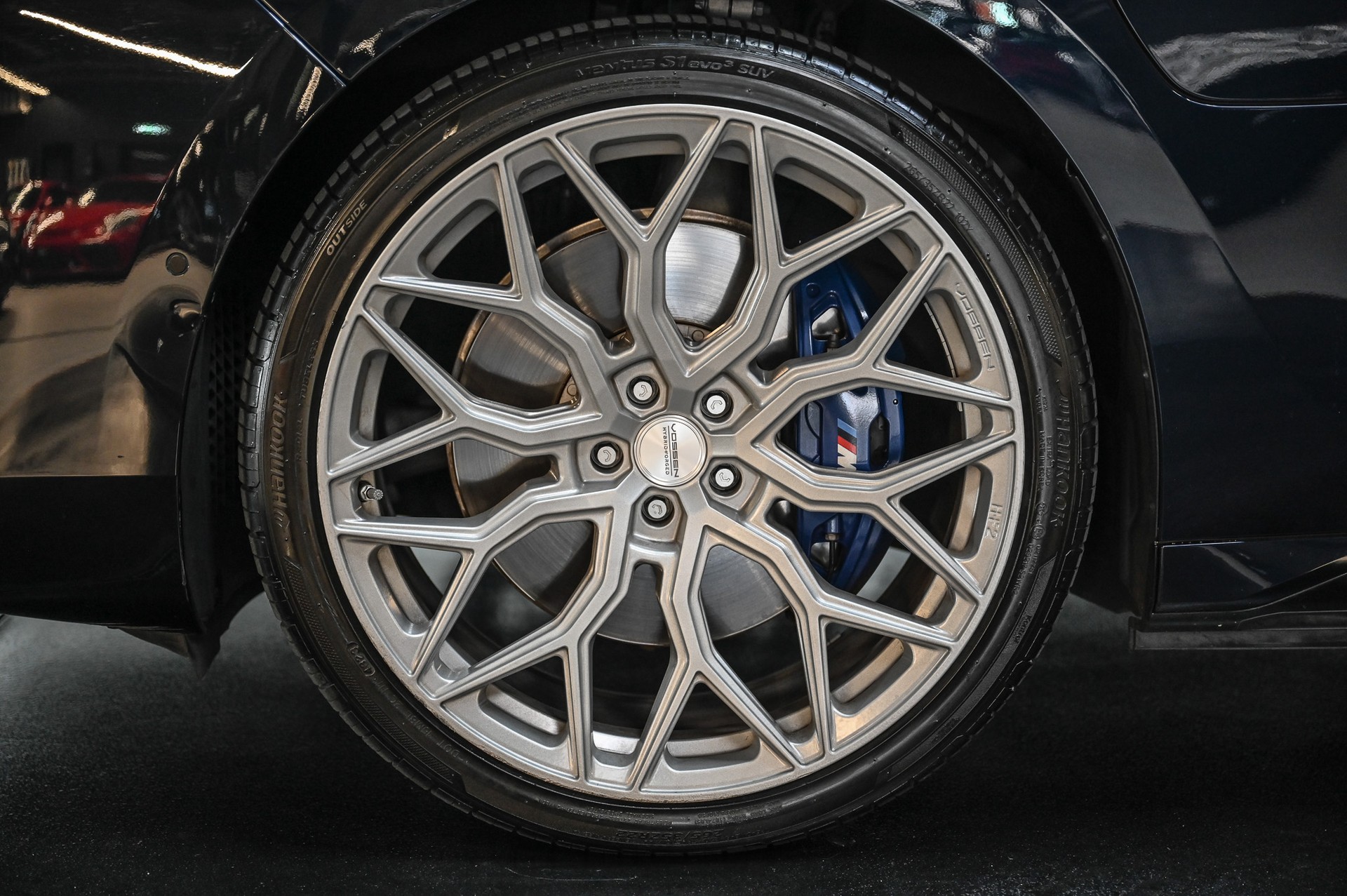 BMW M760e xDrive-image-12