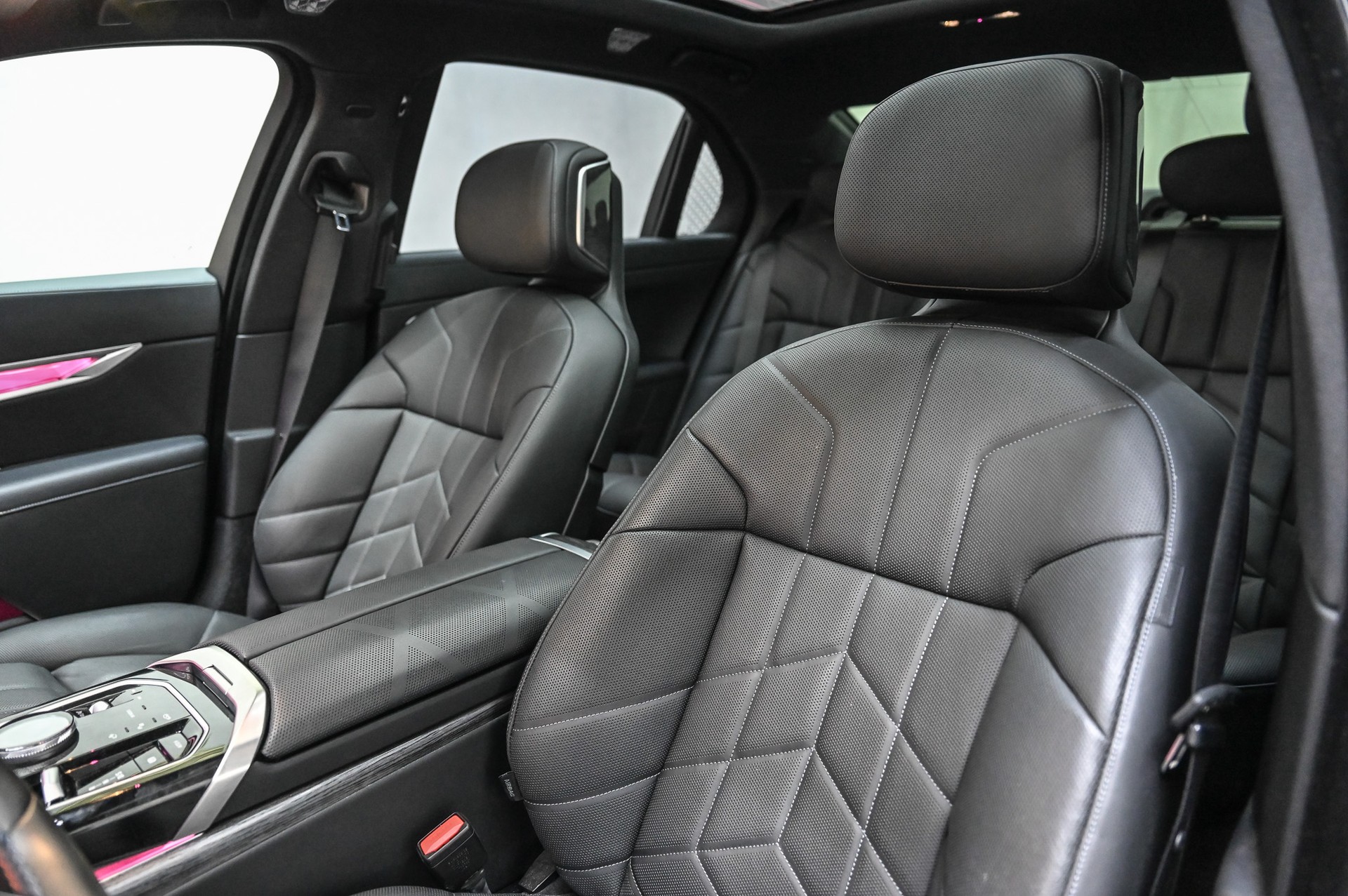 BMW M760e xDrive-image-26