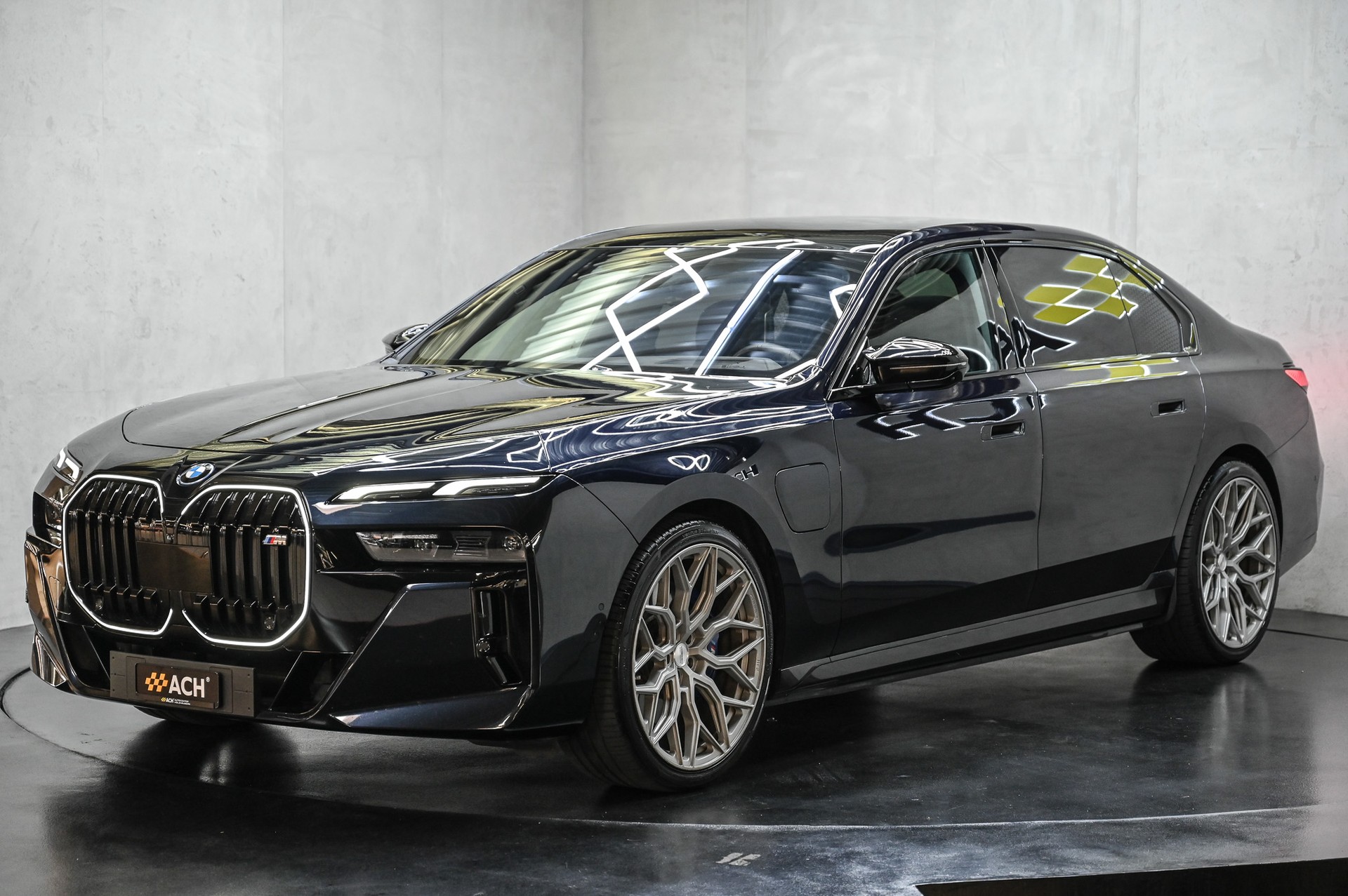 BMW M760e xDrive-image-2