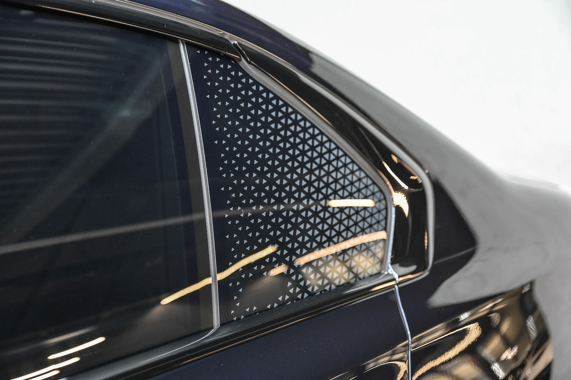 BMW M760e xDrive-image-15