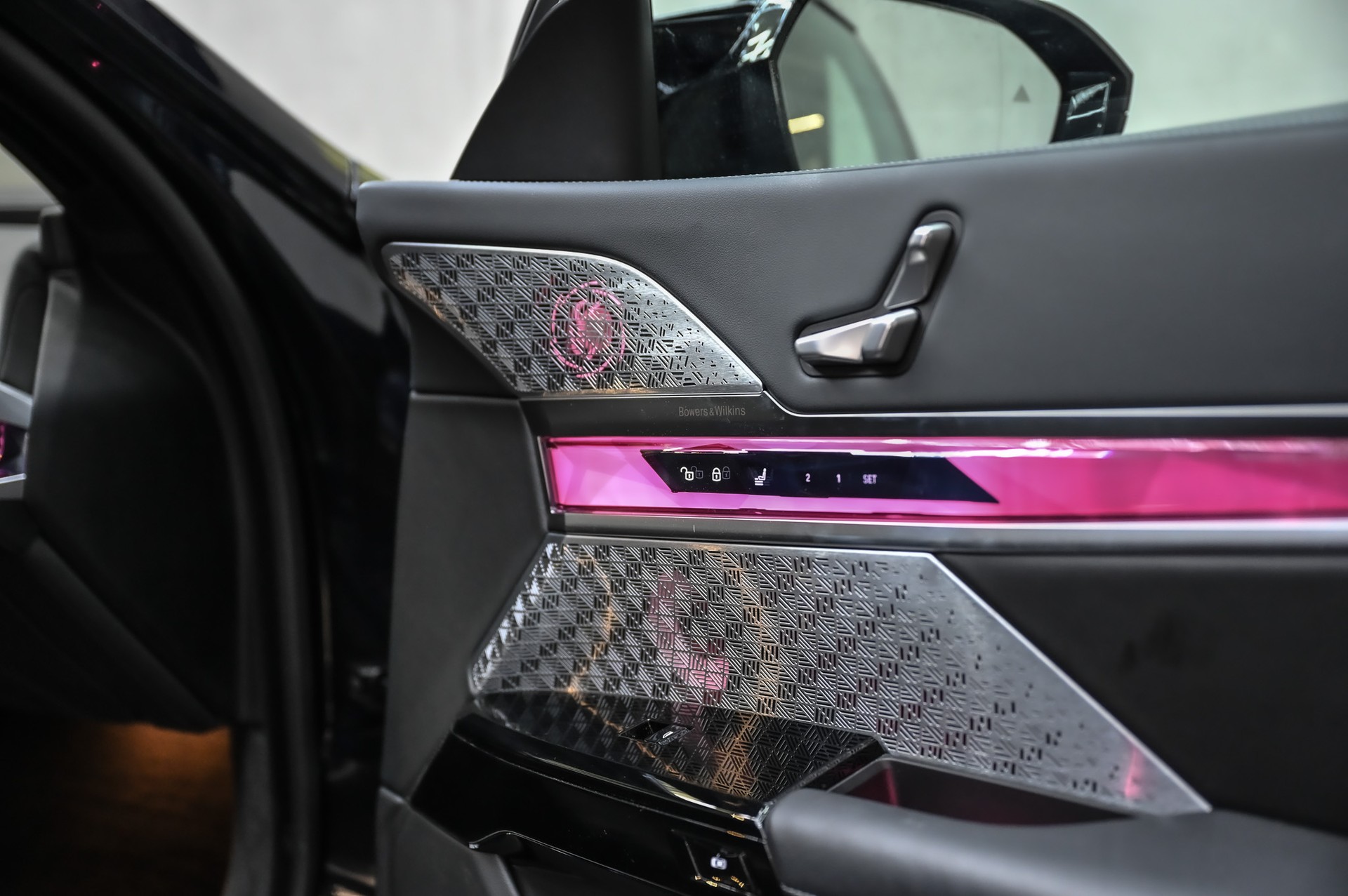 BMW M760e xDrive-image-25
