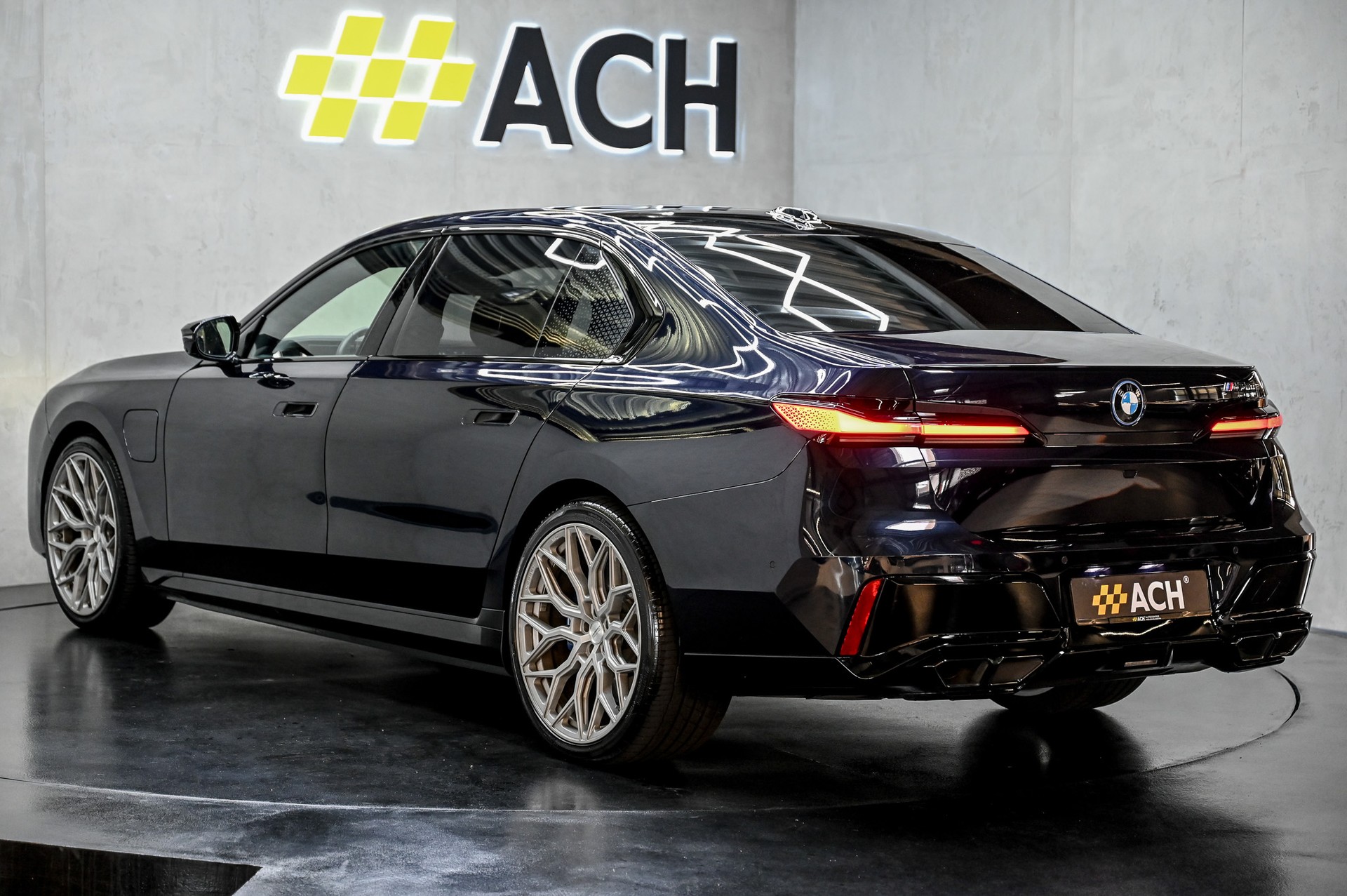 BMW M760e xDrive-image-6