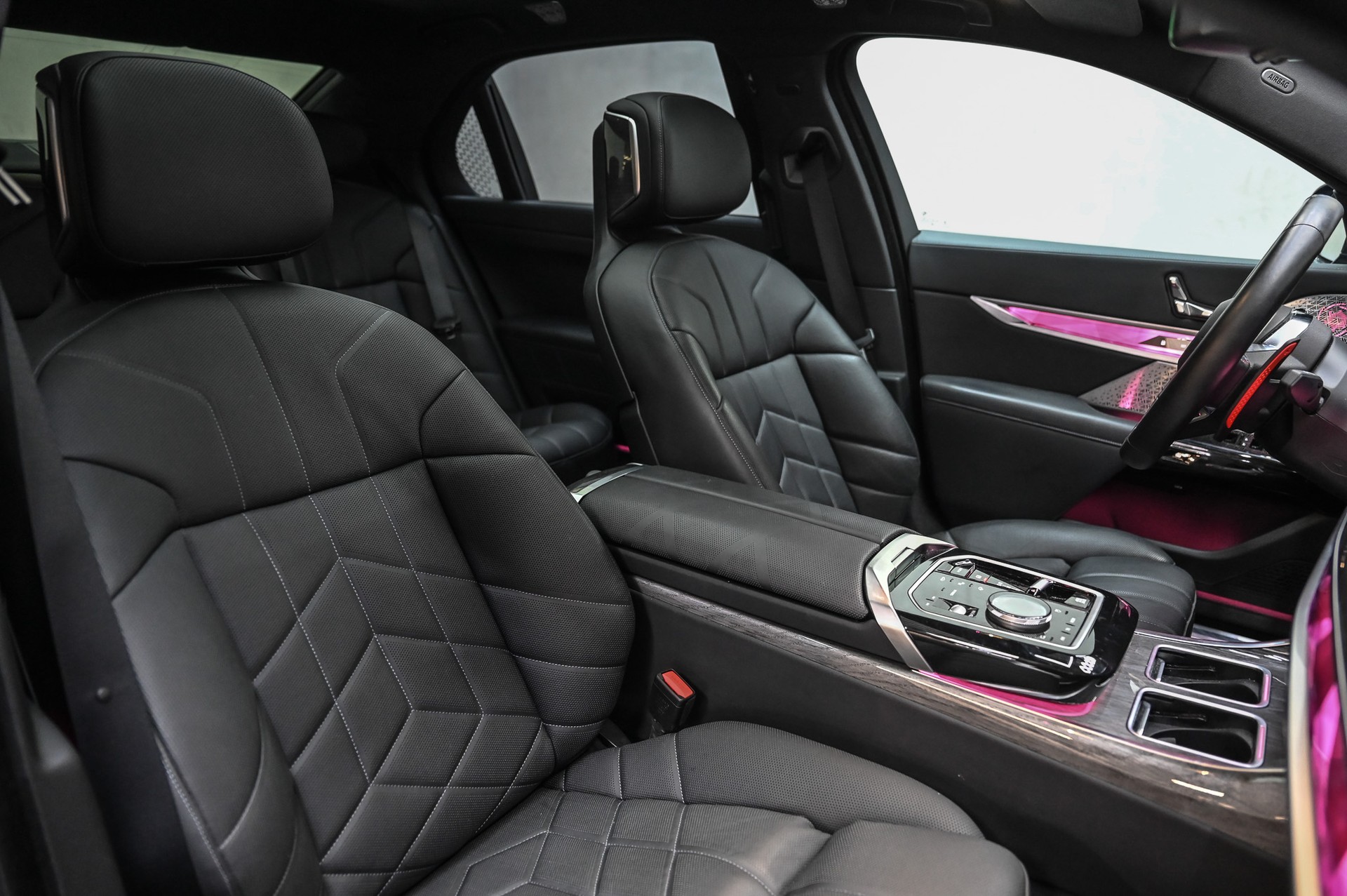 BMW M760e xDrive-image-27