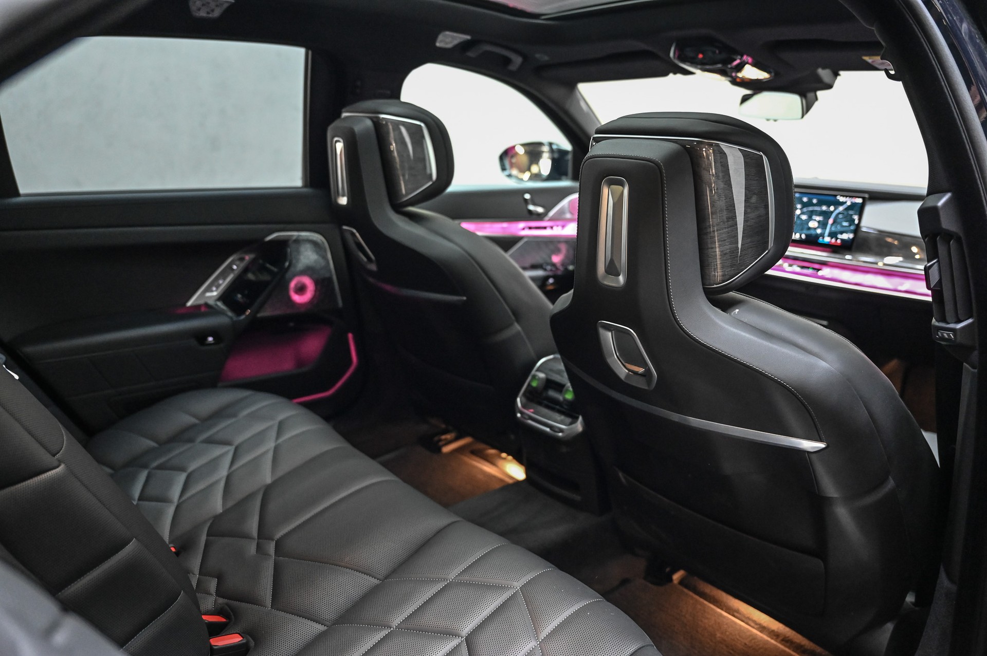 BMW M760e xDrive-image-31