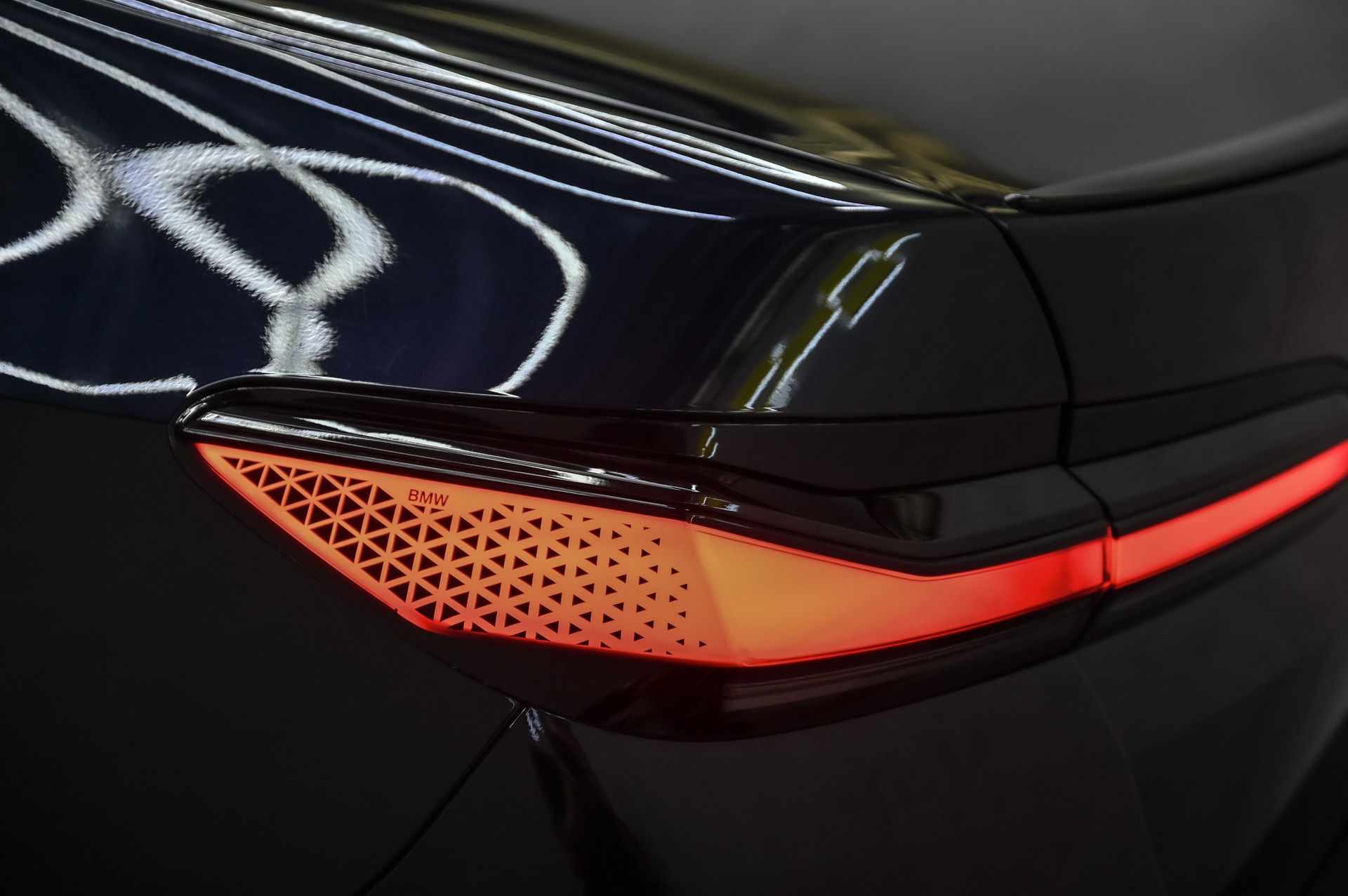 BMW M760e xDrive-image-14