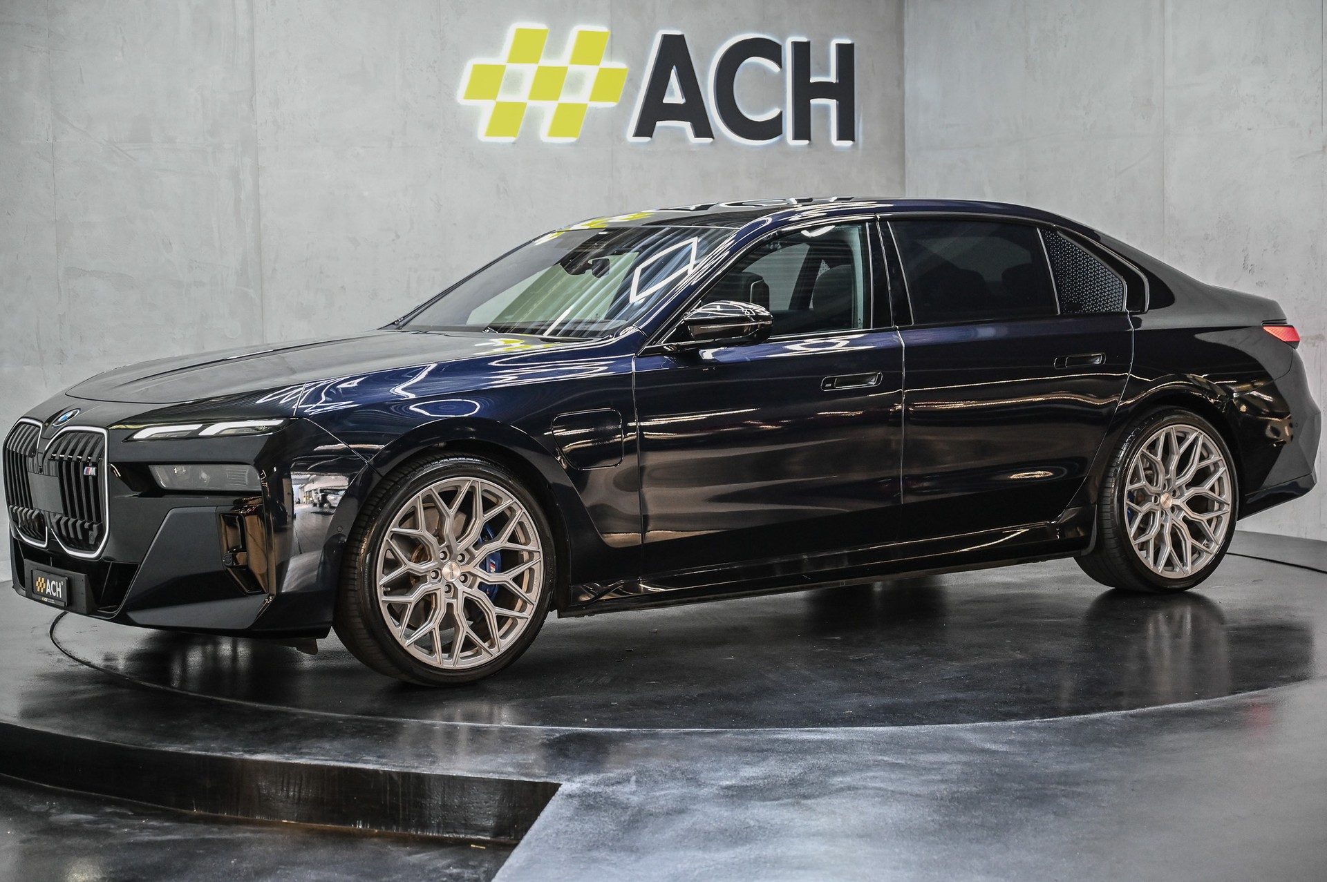 BMW M760e xDrive-image-3