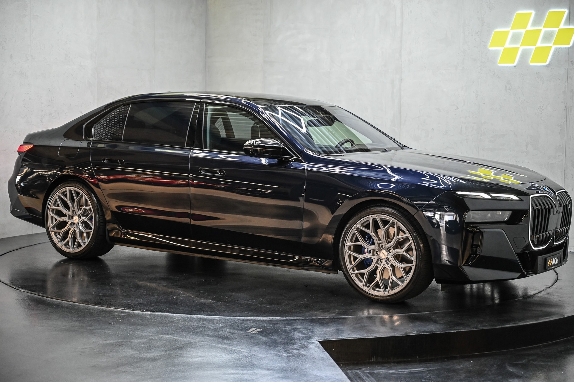 BMW M760e xDrive-image-11