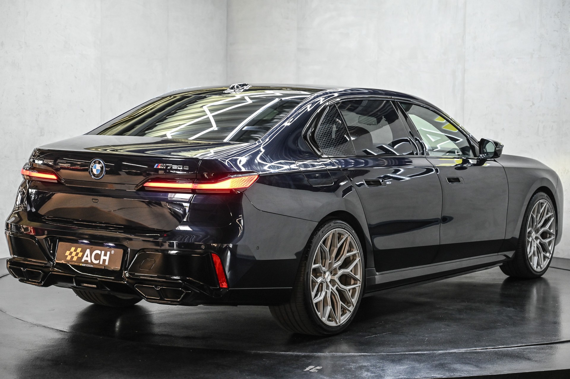BMW M760e xDrive-image-8