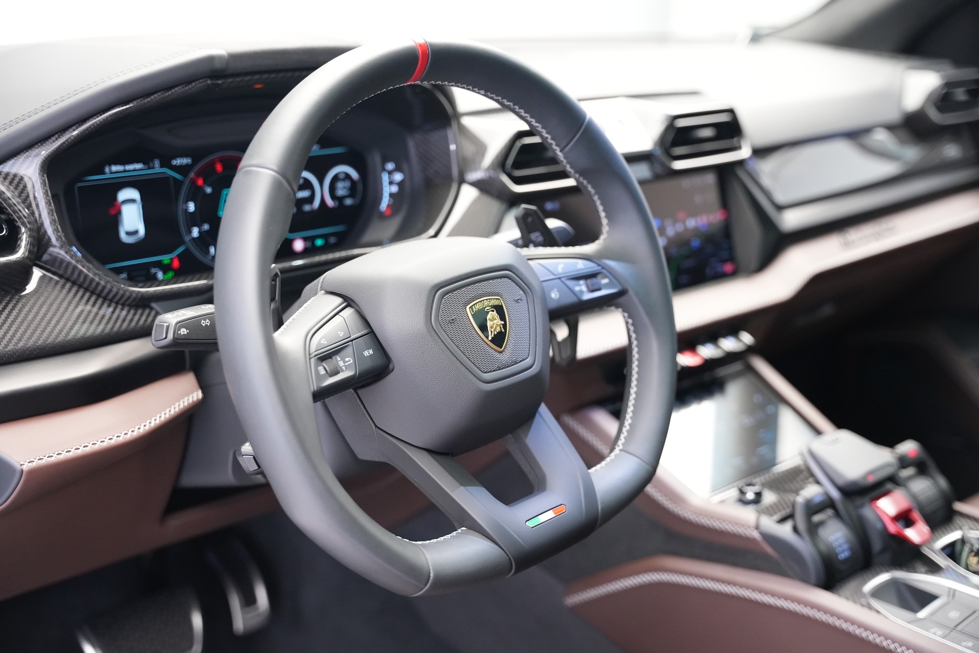 LAMBORGHINI Urus SE *CH-Fahrzeug* *Traum-Konfiguration*-image-24
