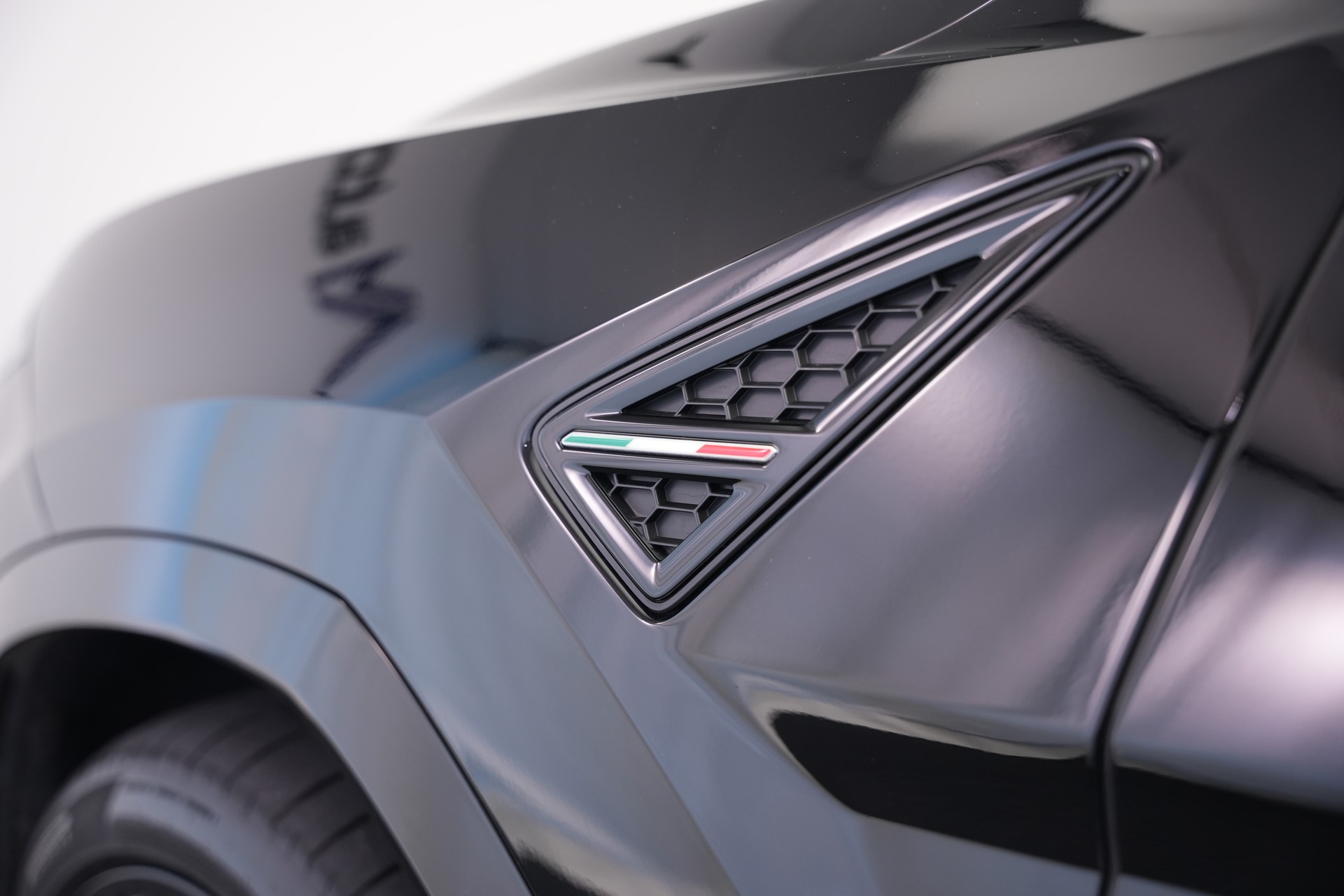 LAMBORGHINI Urus SE *CH-Fahrzeug* *Traum-Konfiguration*-image-50