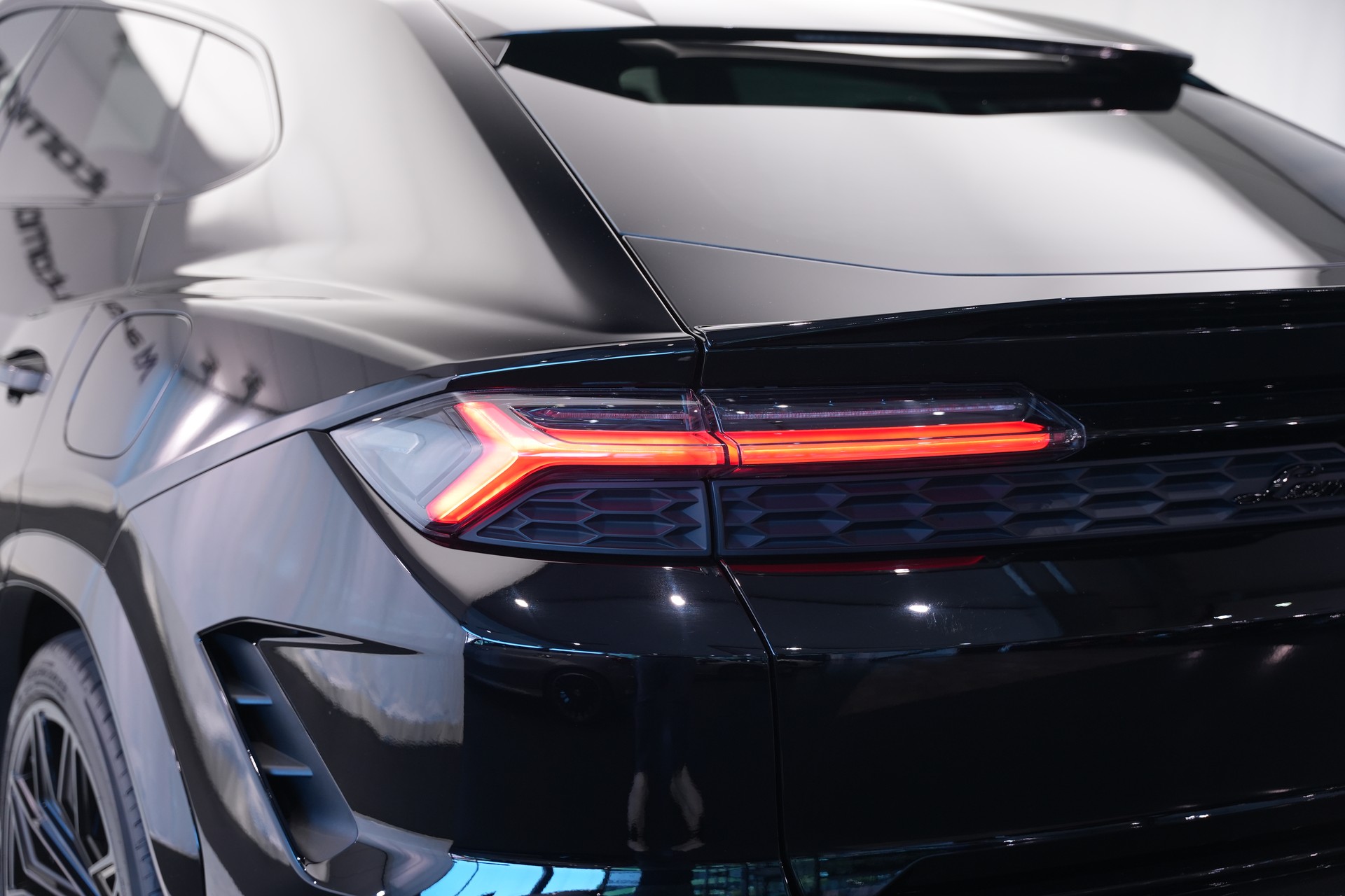 LAMBORGHINI Urus SE *CH-Fahrzeug* *Traum-Konfiguration*-image-46