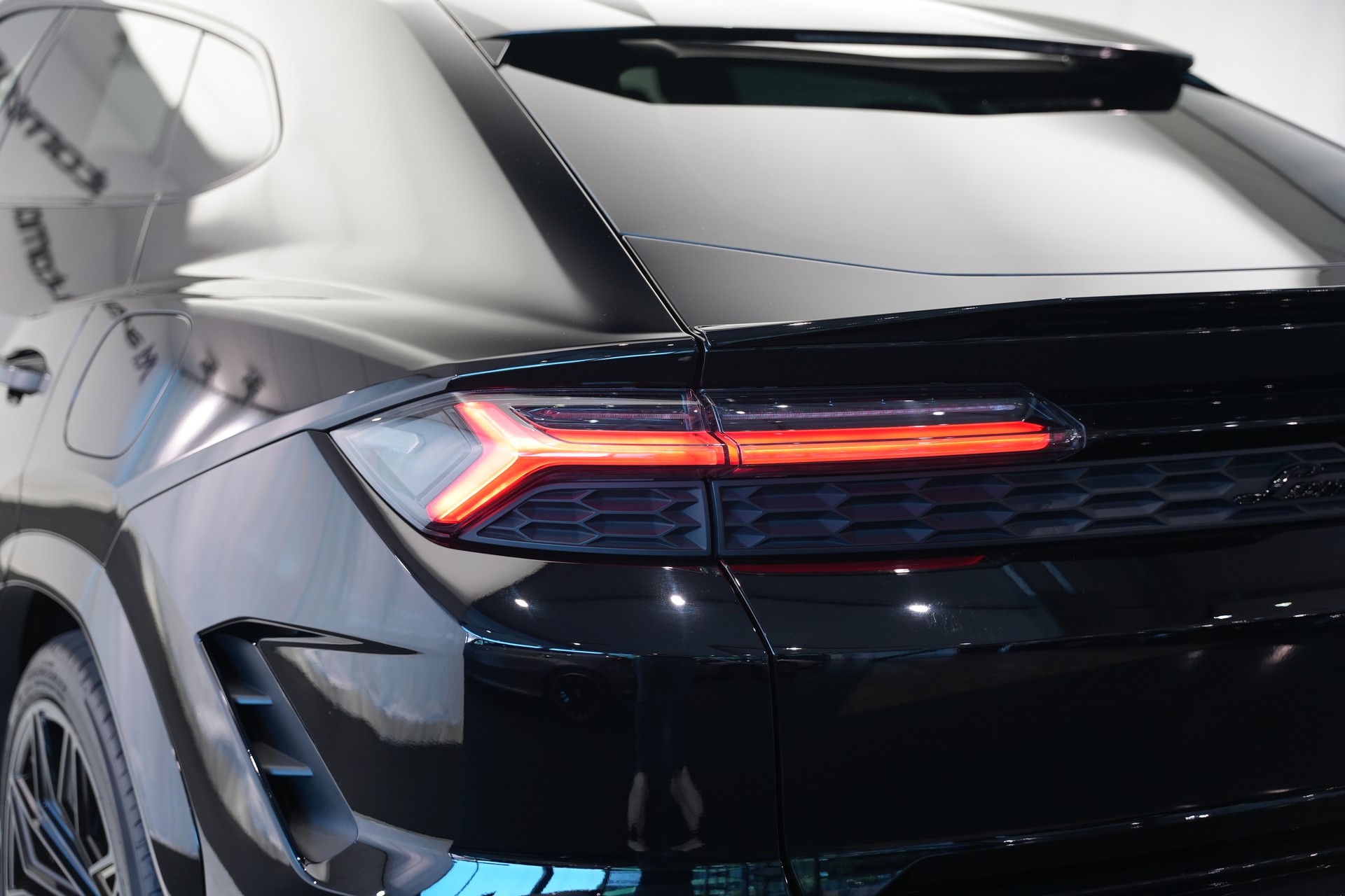 LAMBORGHINI Urus SE *CH-Fahrzeug* *Traum-Konfiguration*-image-46