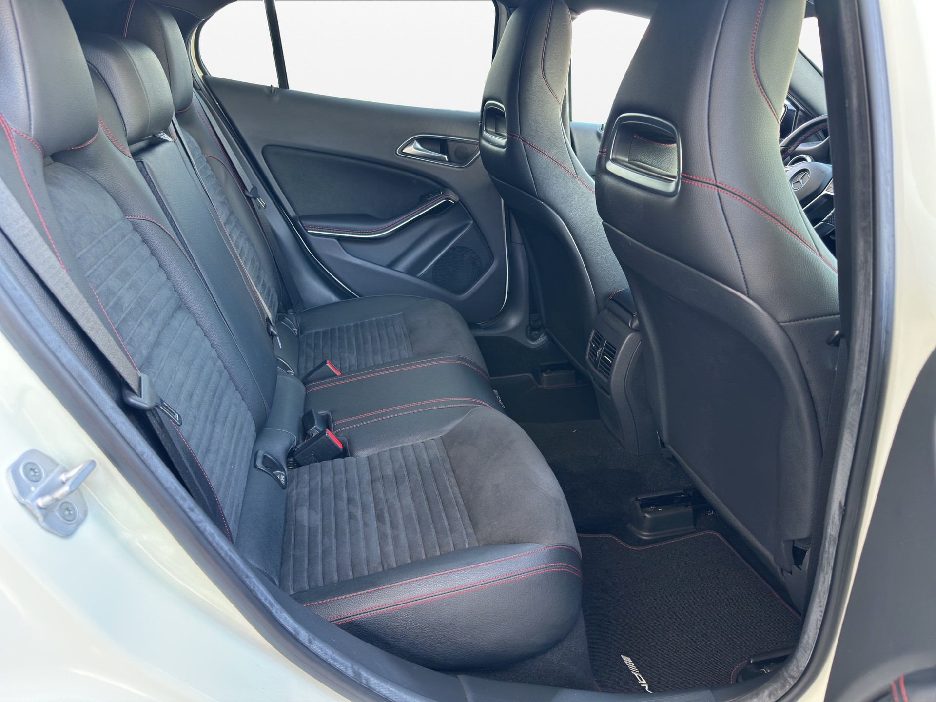 MERCEDES-BENZ GLA 250 AMG Line 4Matic 7G-DCT-image-12