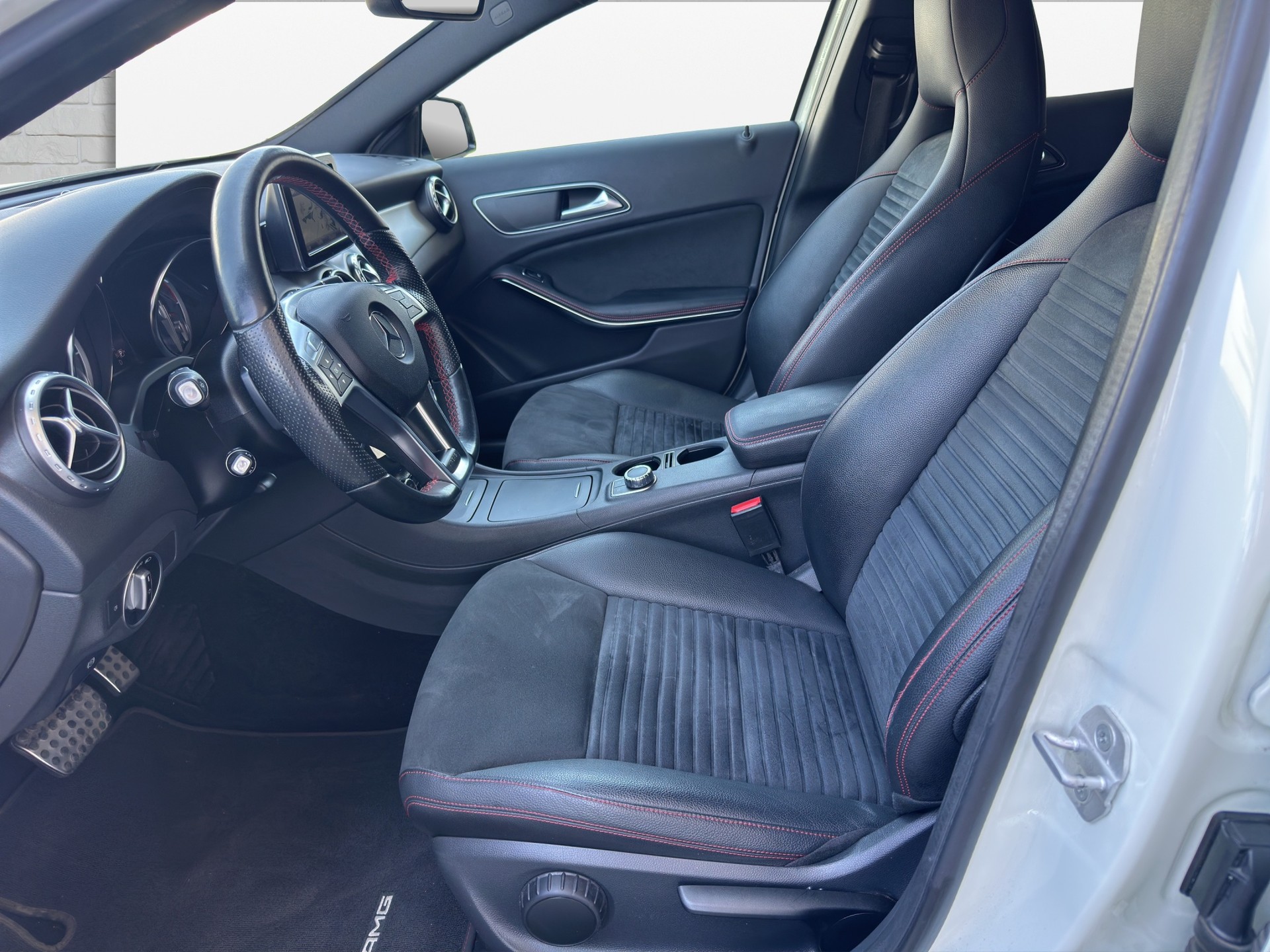 MERCEDES-BENZ GLA 250 AMG Line 4Matic 7G-DCT-image-9