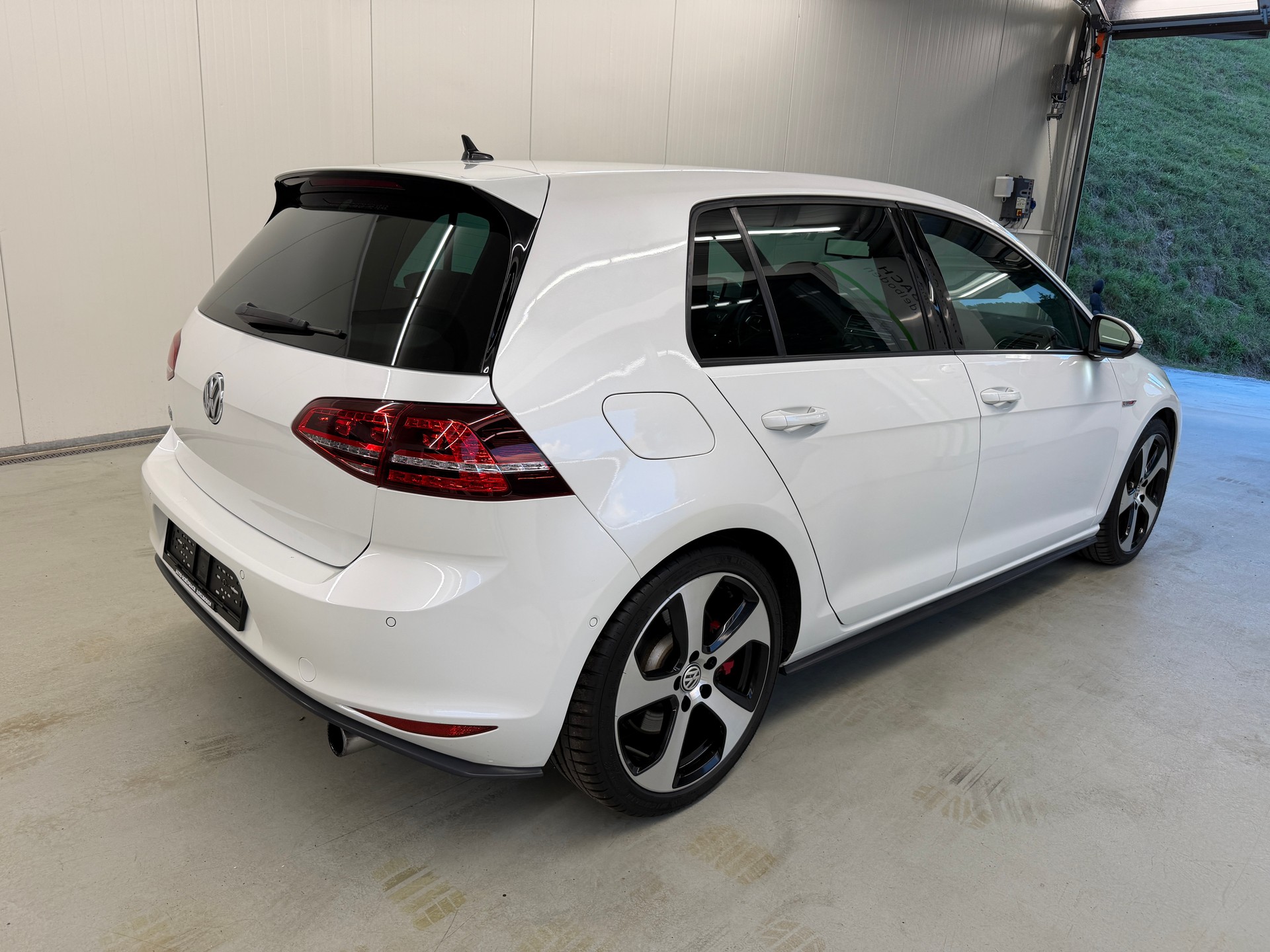 VW Golf 2.0 TSI GTI Performance DSG-image-3