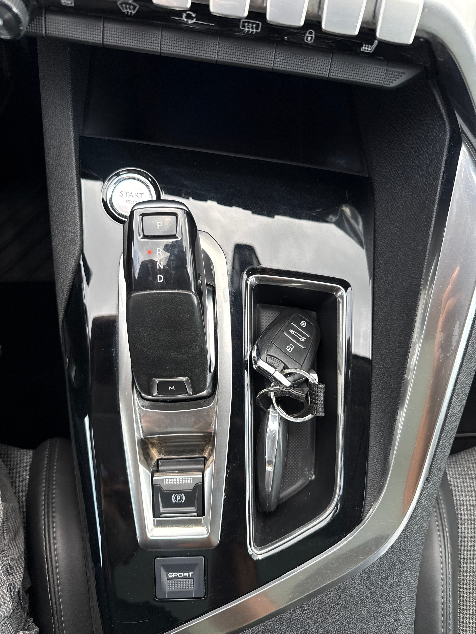 PEUGEOT 3008 1.2 PureTech Allure EAT-image-12