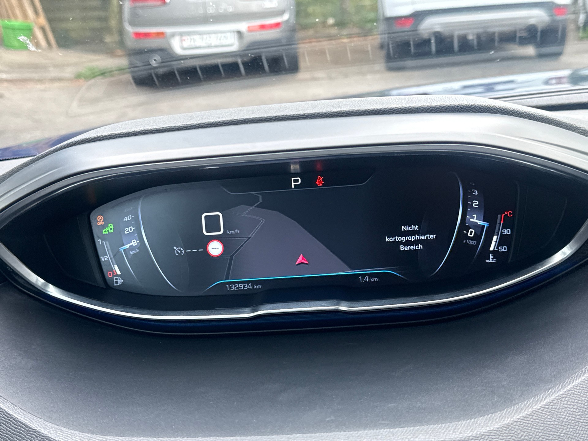 PEUGEOT 3008 1.2 PureTech Allure EAT-image-9