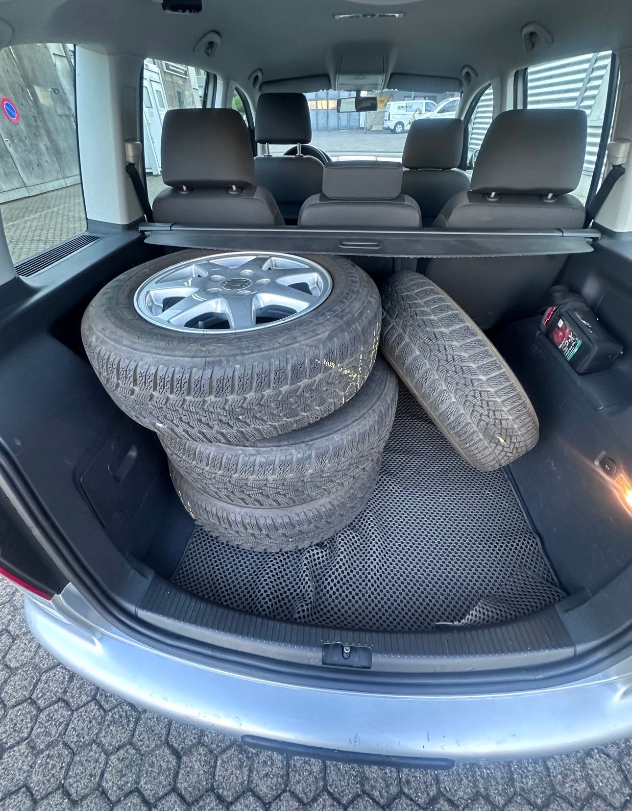VW Touran 2.0 TDI Highline, Automat, Frisch ab MFK, aus 1ster Hand, 8Fach Komplett Räder-image-14