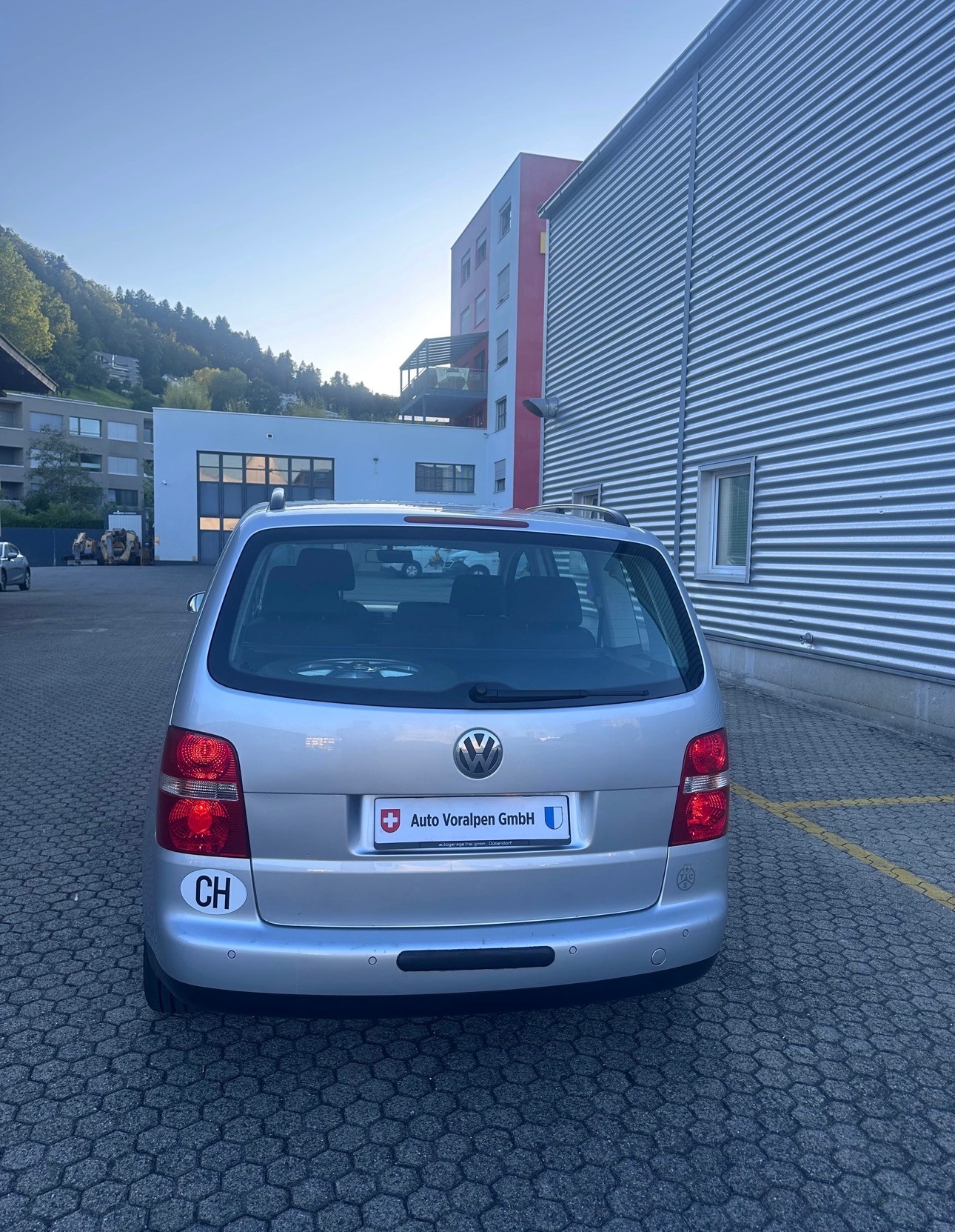 VW Touran 2.0 TDI Highline, Automat, Frisch ab MFK, aus 1ster Hand, 8Fach Komplett Räder-image-5