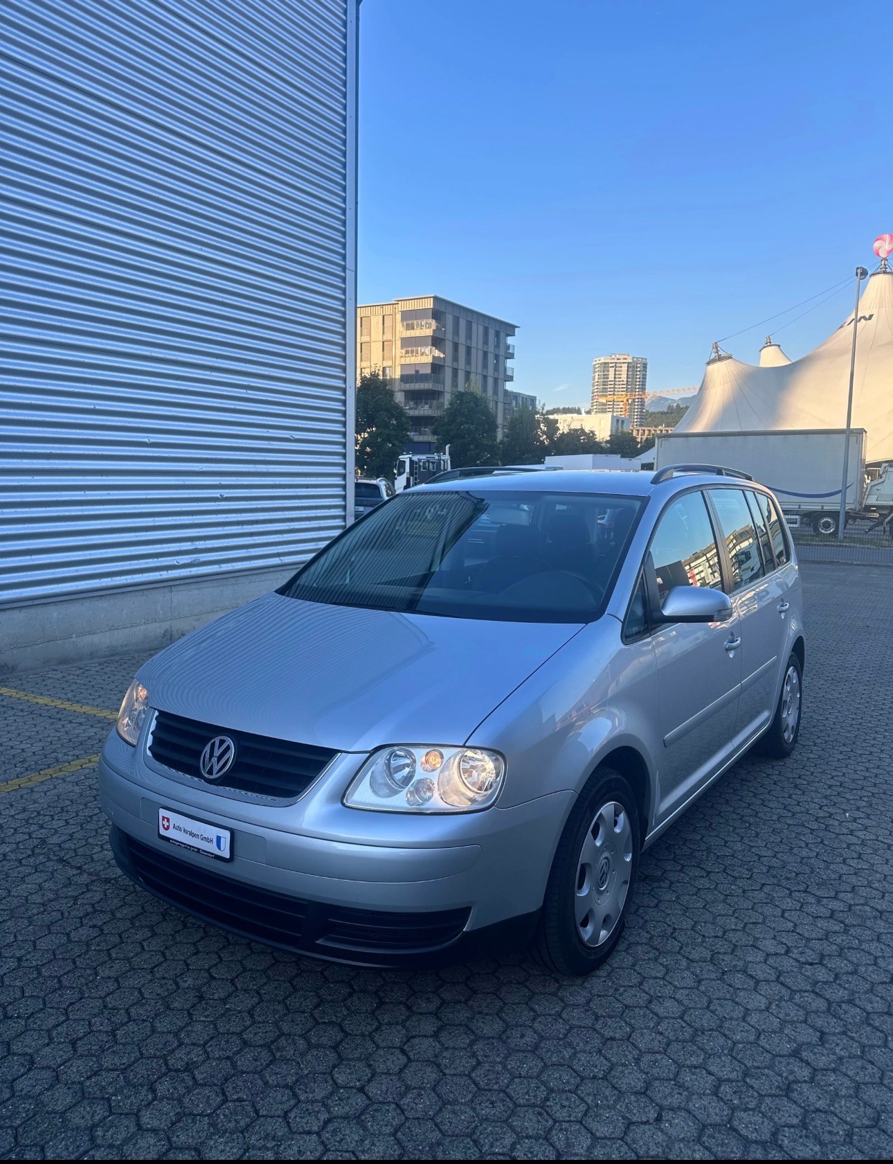 VW Touran 2.0 TDI Highline, Automat, Frisch ab MFK, aus 1ster Hand, 8Fach Komplett Räder-image-1