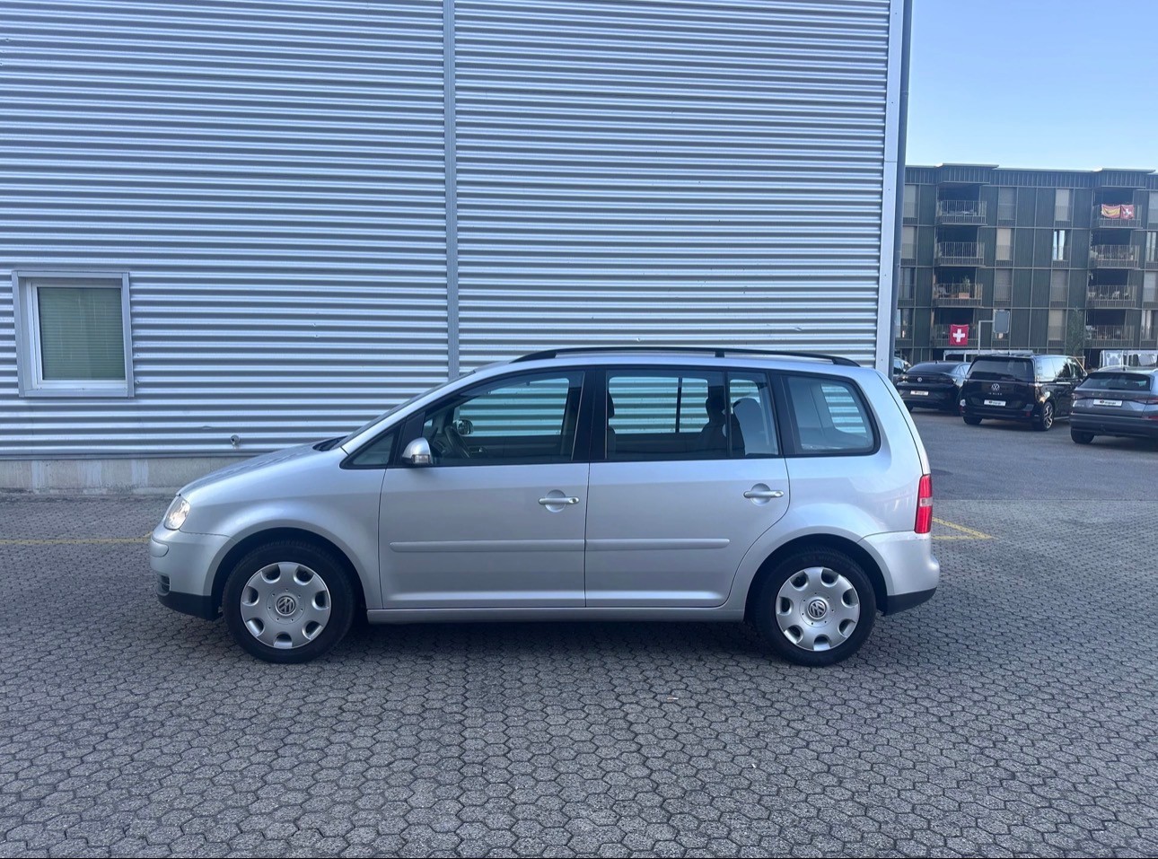 VW Touran 2.0 TDI Highline, Automat, Frisch ab MFK, aus 1ster Hand, 8Fach Komplett Räder-image-3