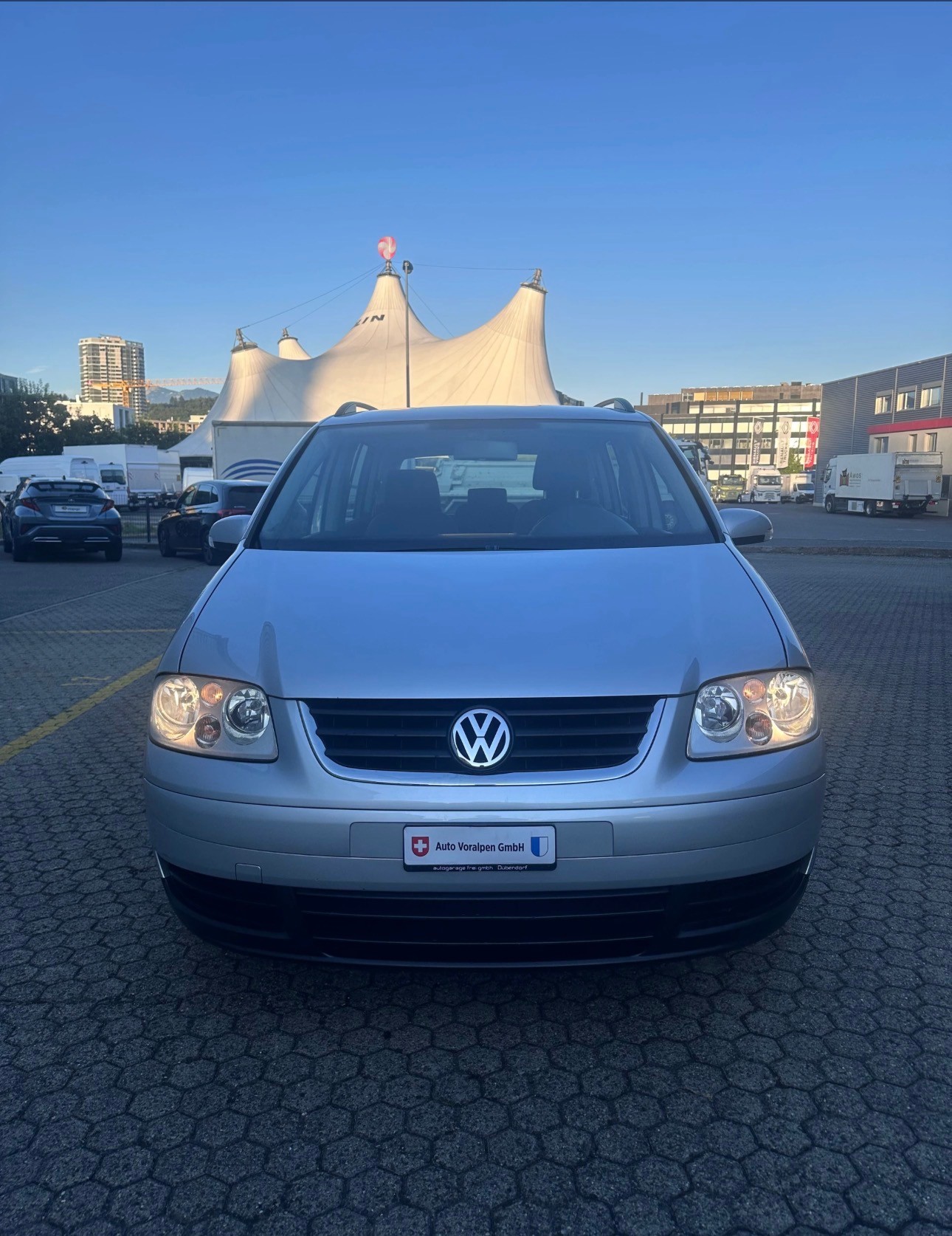 VW Touran 2.0 TDI Highline, Automat, Frisch ab MFK, aus 1ster Hand, 8Fach Komplett Räder-image-0