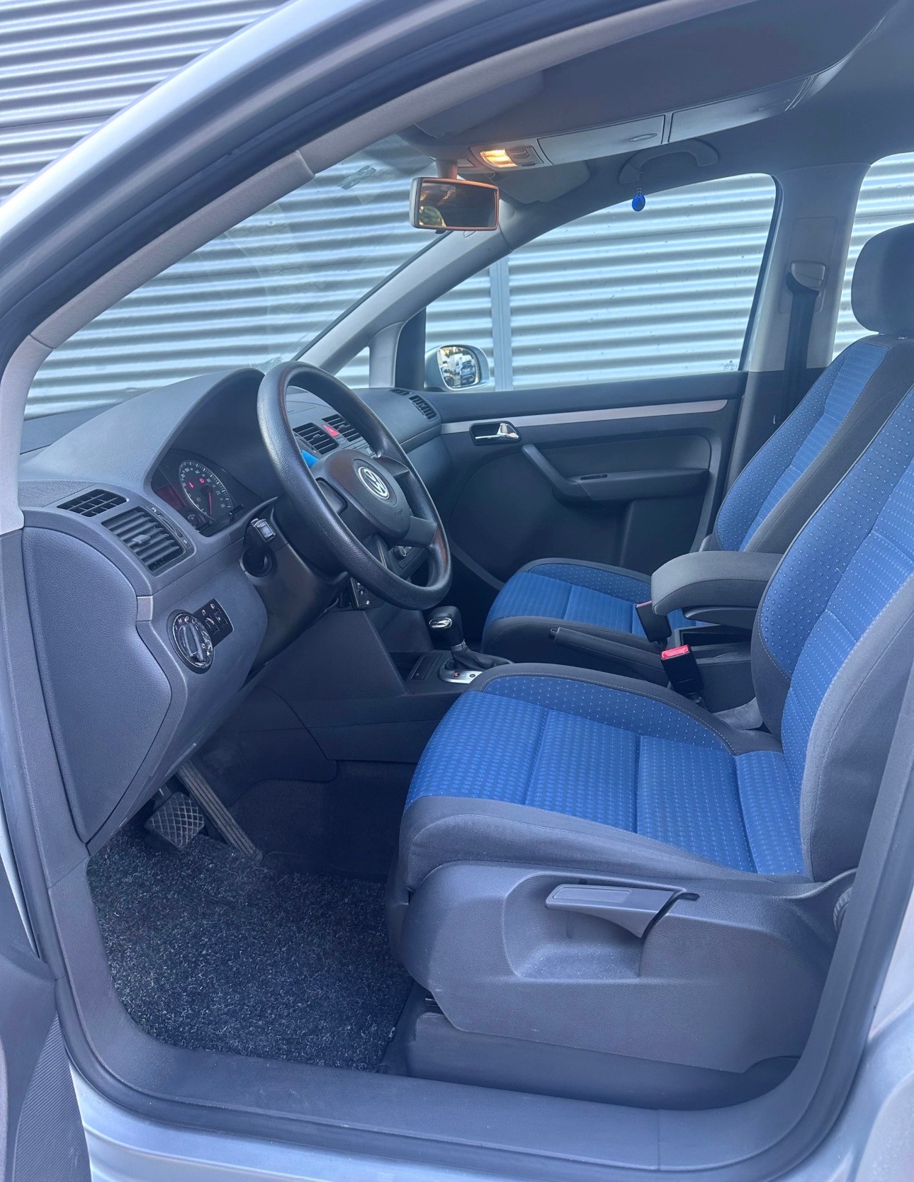 VW Touran 2.0 TDI Highline, Automat, Frisch ab MFK, aus 1ster Hand, 8Fach Komplett Räder-image-7