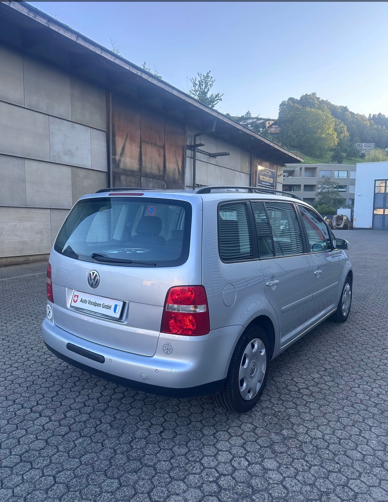 VW Touran 2.0 TDI Highline, Automat, Frisch ab MFK, aus 1ster Hand, 8Fach Komplett Räder-image-6
