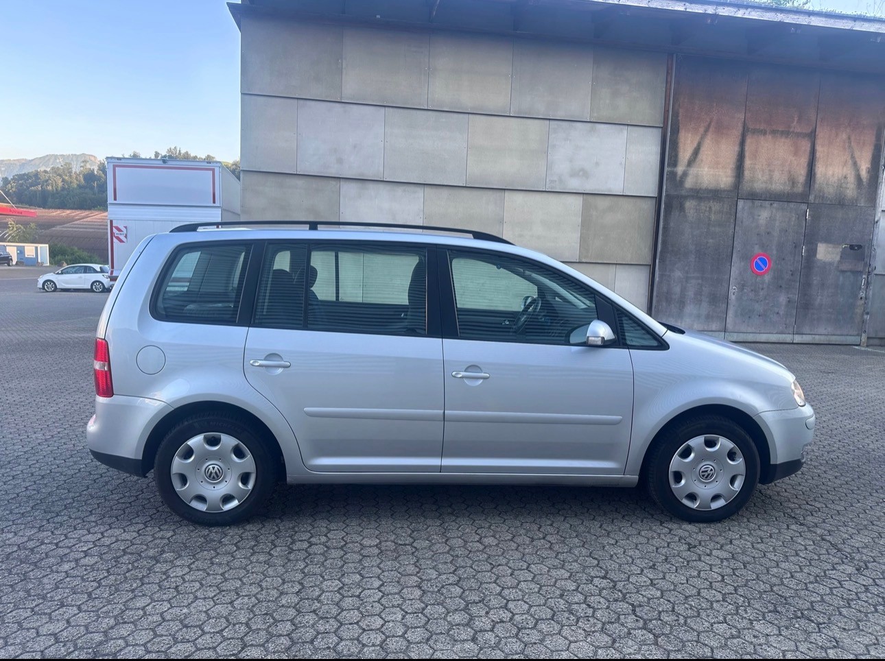 VW Touran 2.0 TDI Highline, Automat, Frisch ab MFK, aus 1ster Hand, 8Fach Komplett Räder-image-4