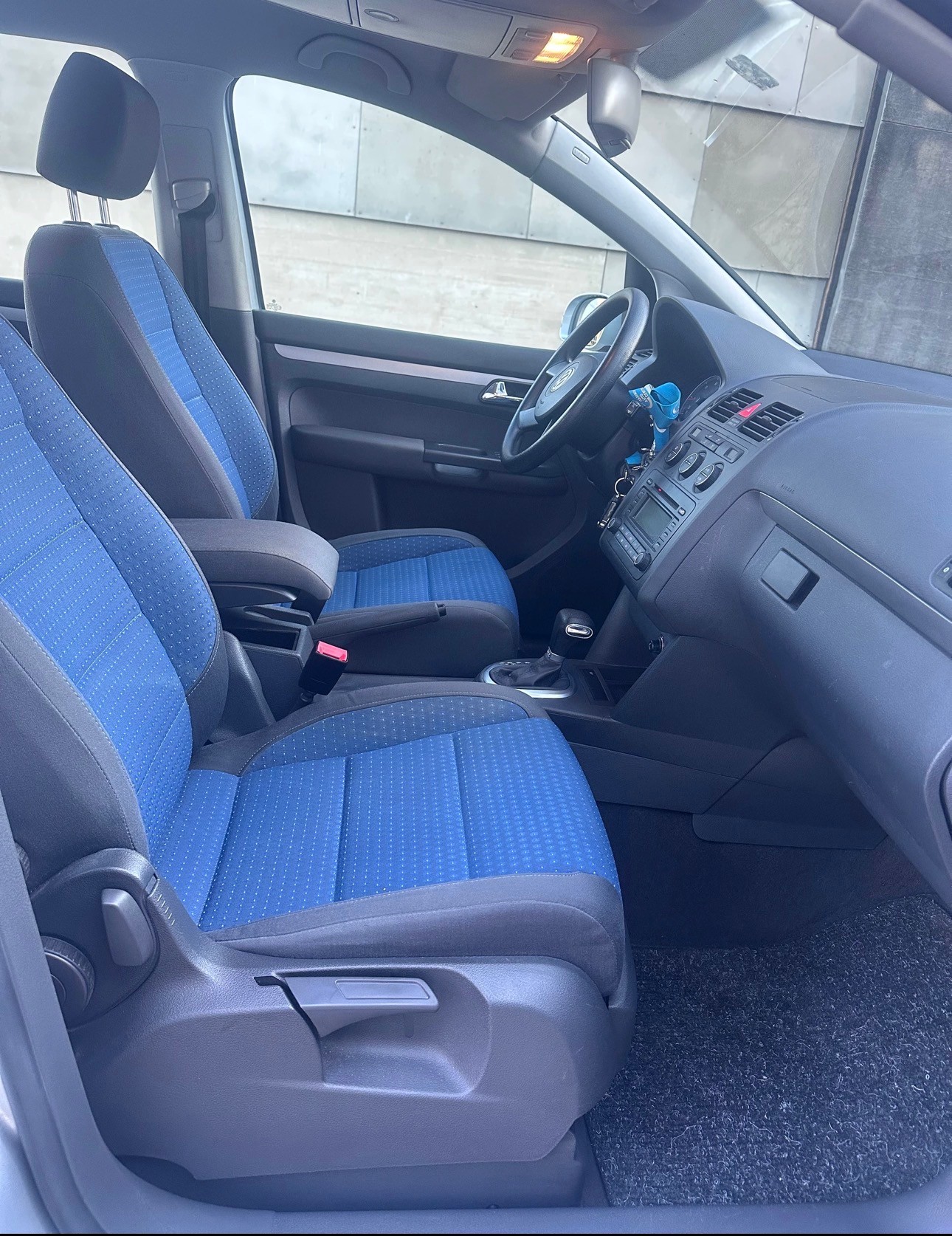 VW Touran 2.0 TDI Highline, Automat, Frisch ab MFK, aus 1ster Hand, 8Fach Komplett Räder-image-8