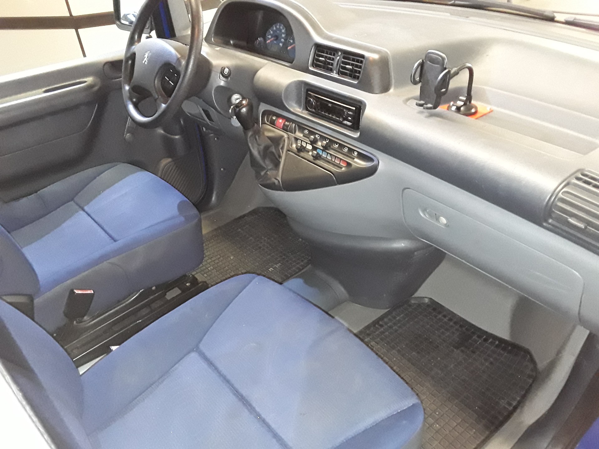 PEUGEOT Expert 2.0 220 C Confort Swiss P.-image-9