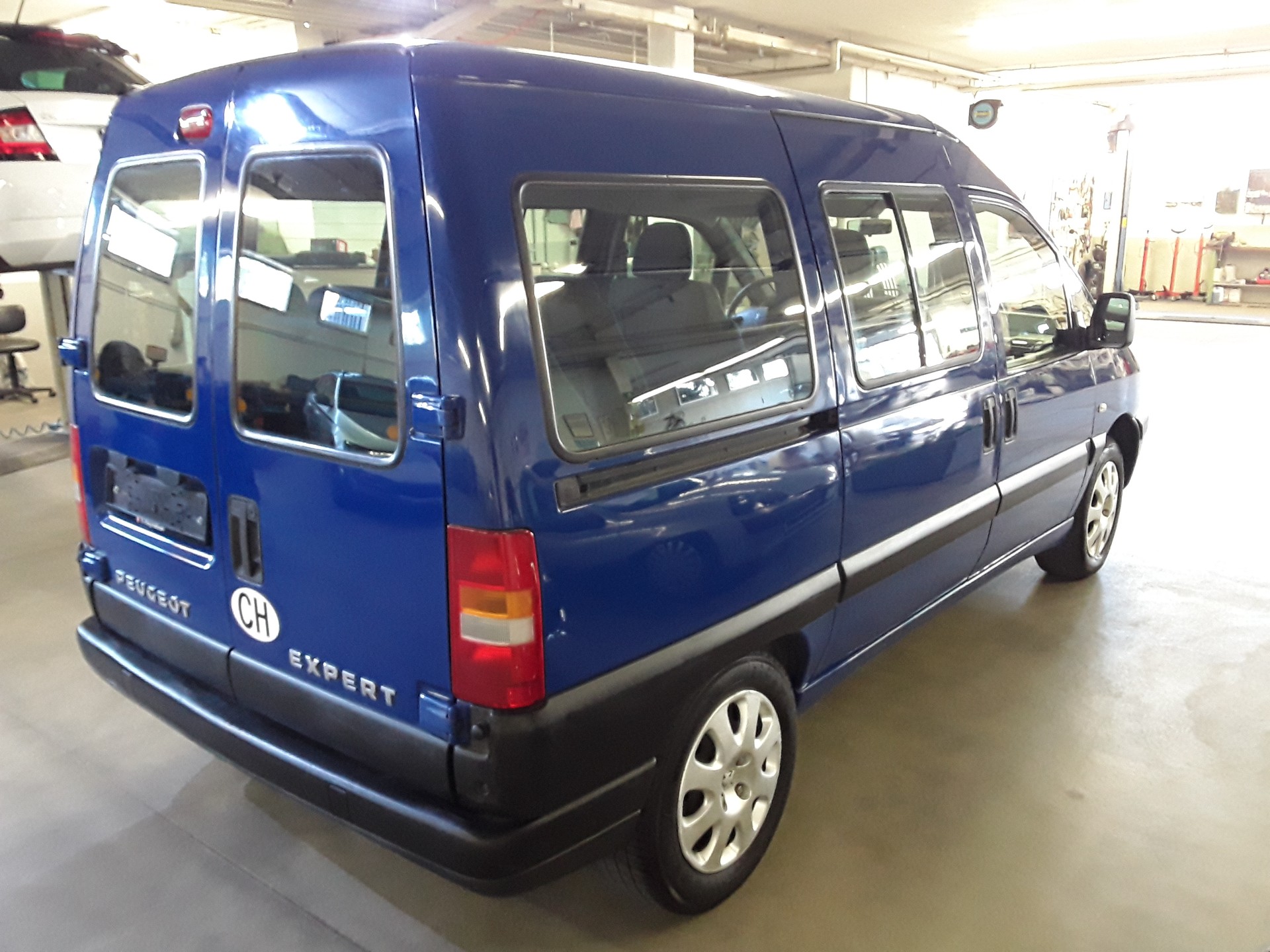 PEUGEOT Expert 2.0 220 C Confort Swiss P.-image-2