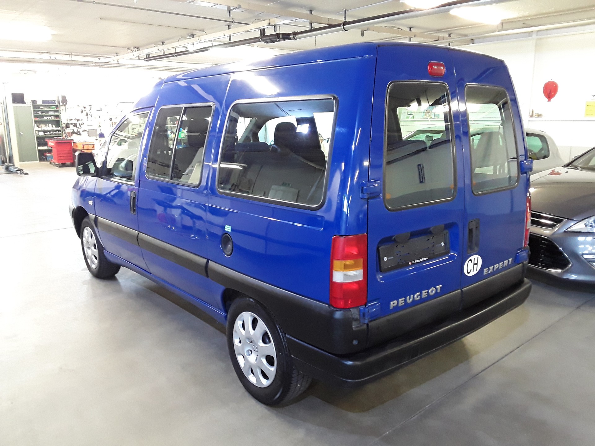 PEUGEOT Expert 2.0 220 C Confort Swiss P.-image-1