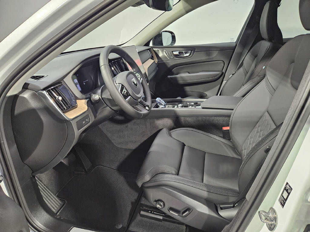 VOLVO XC60 2.0 T6 TE Plus Dark eAWD-image-23