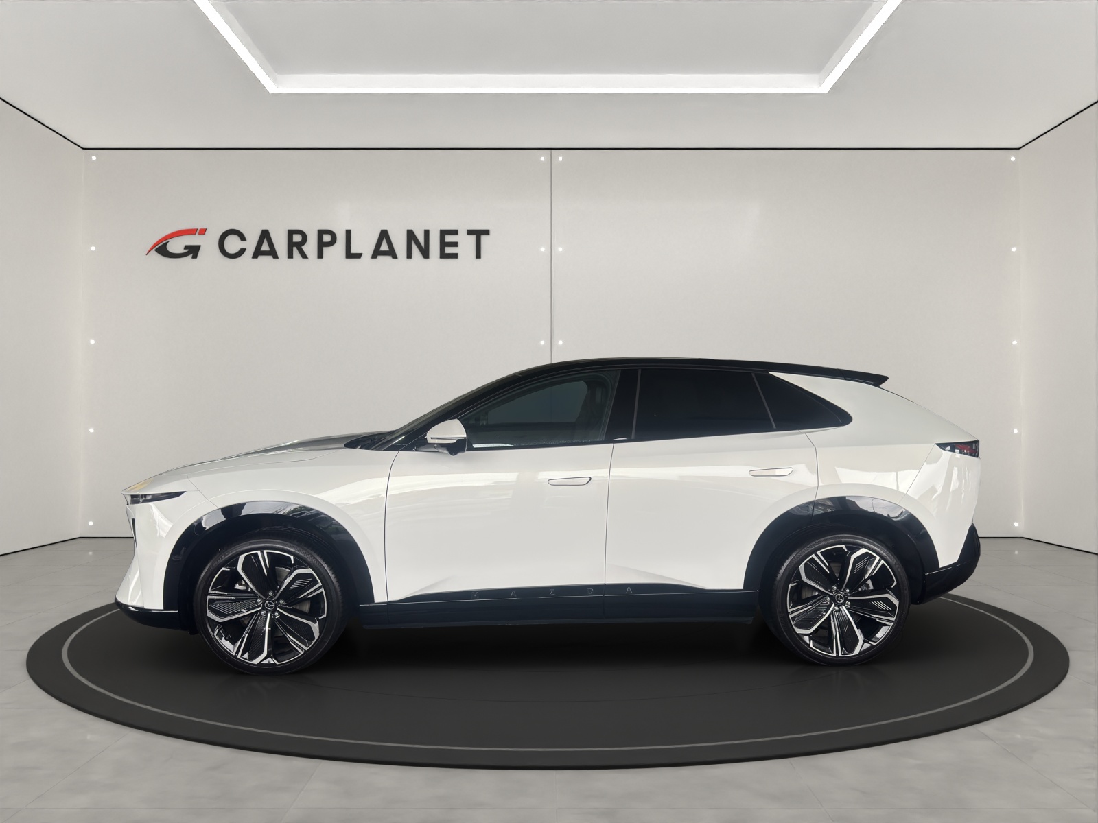 MAZDA CX-6e Takumi-showroom-element-1