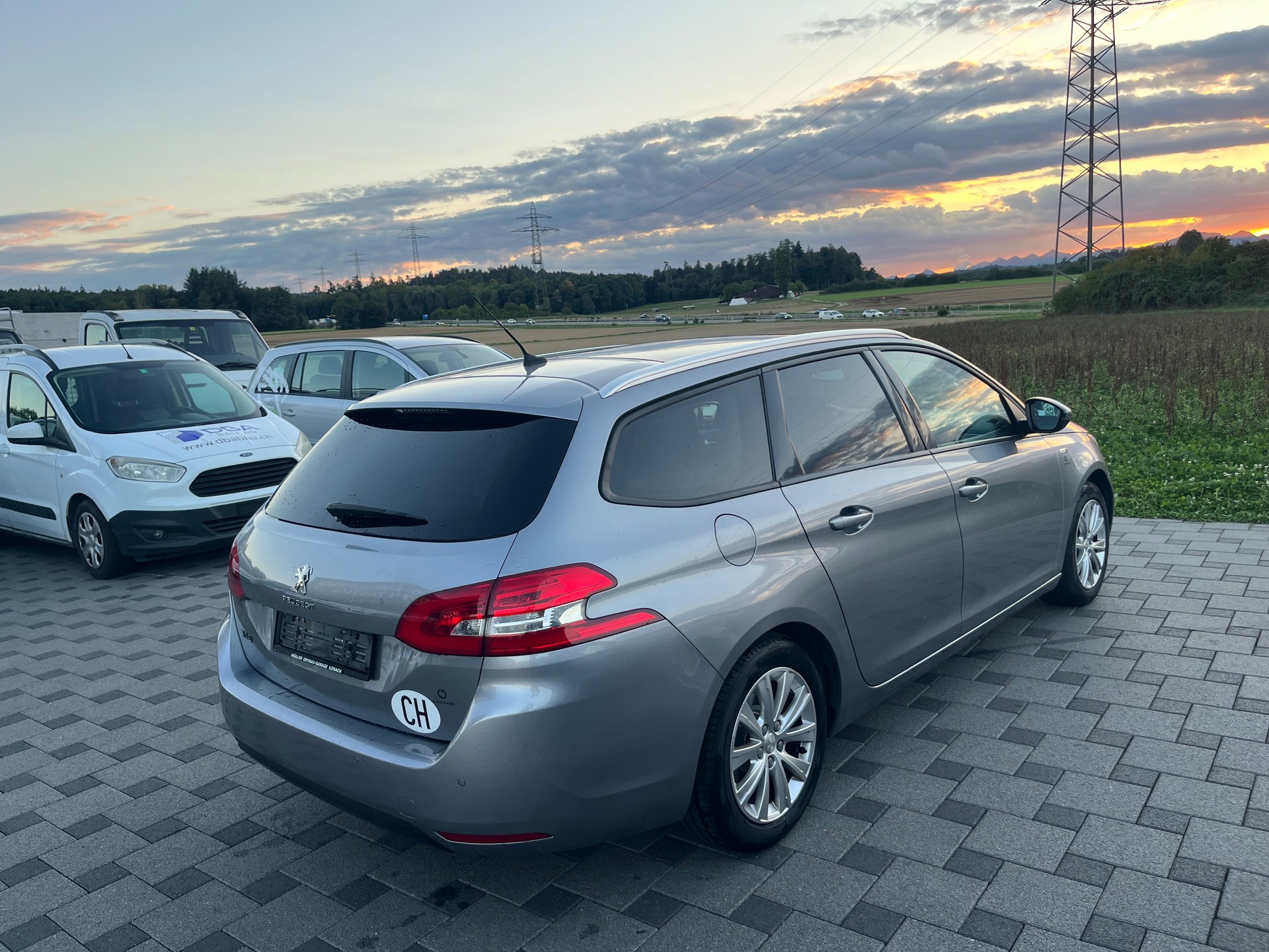 PEUGEOT 308 SW 1.2 THP Style Automatic-image-5