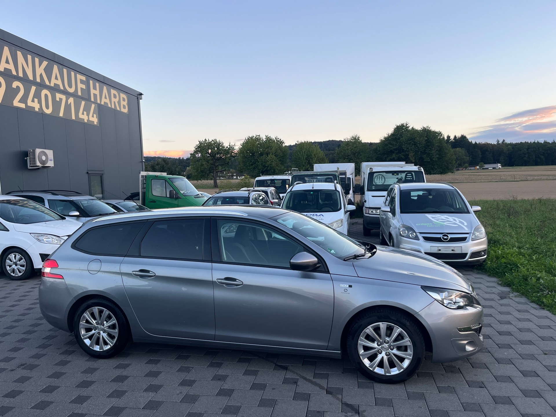 PEUGEOT 308 SW 1.2 THP Style Automatic-image-2