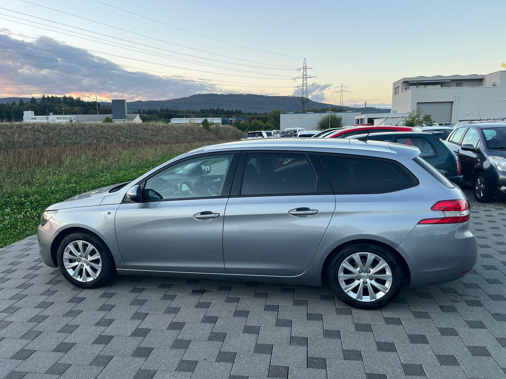PEUGEOT 308 SW 1.2 THP Style Automatic-image-4