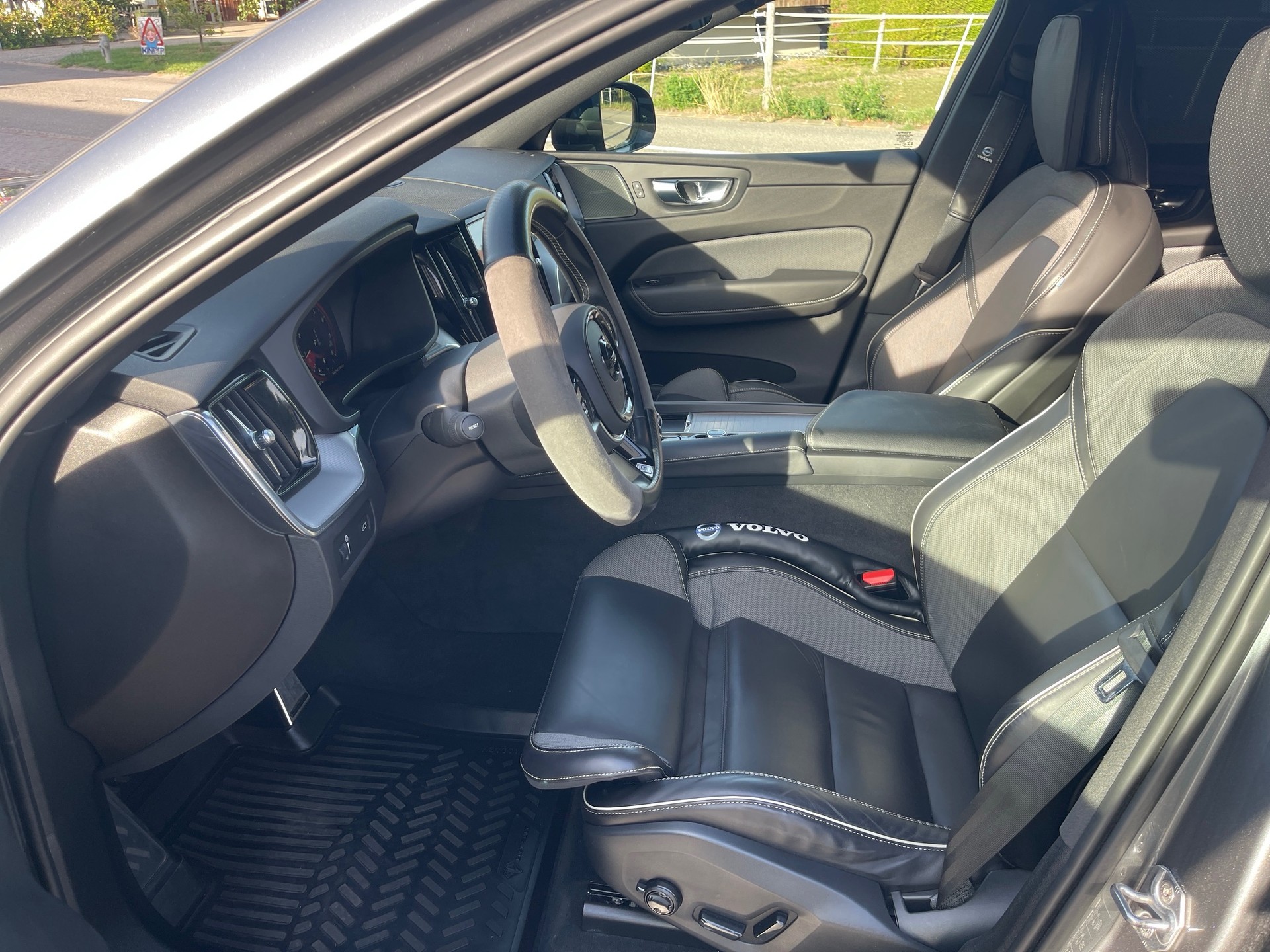 VOLVO XC60 B5 Benzin Mild Hybrid AWD R-Design Geartronic-image-4