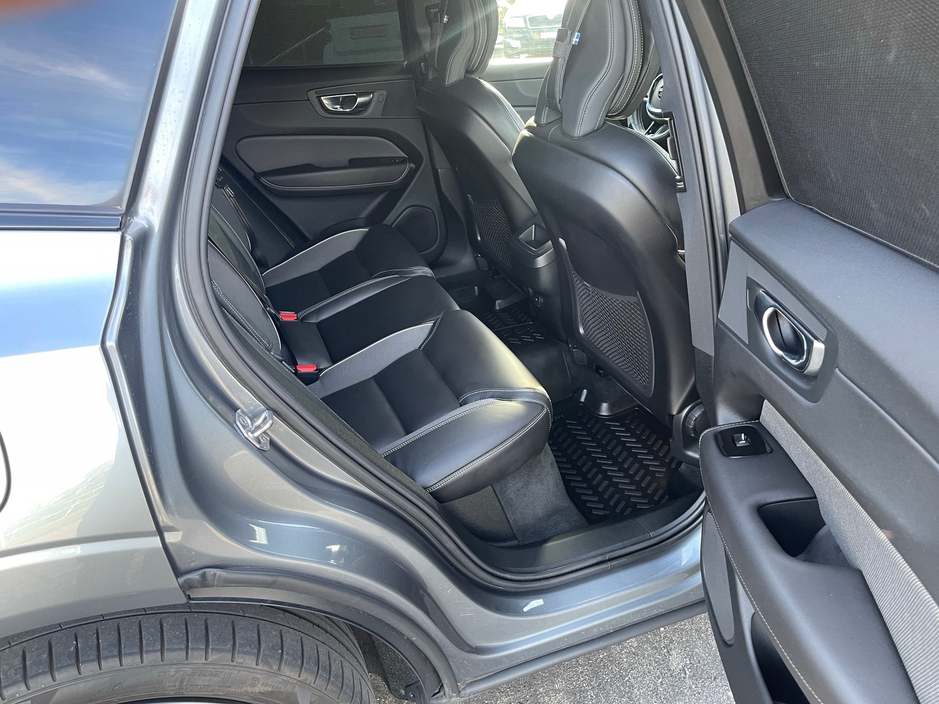 VOLVO XC60 B5 Benzin Mild Hybrid AWD R-Design Geartronic-image-10