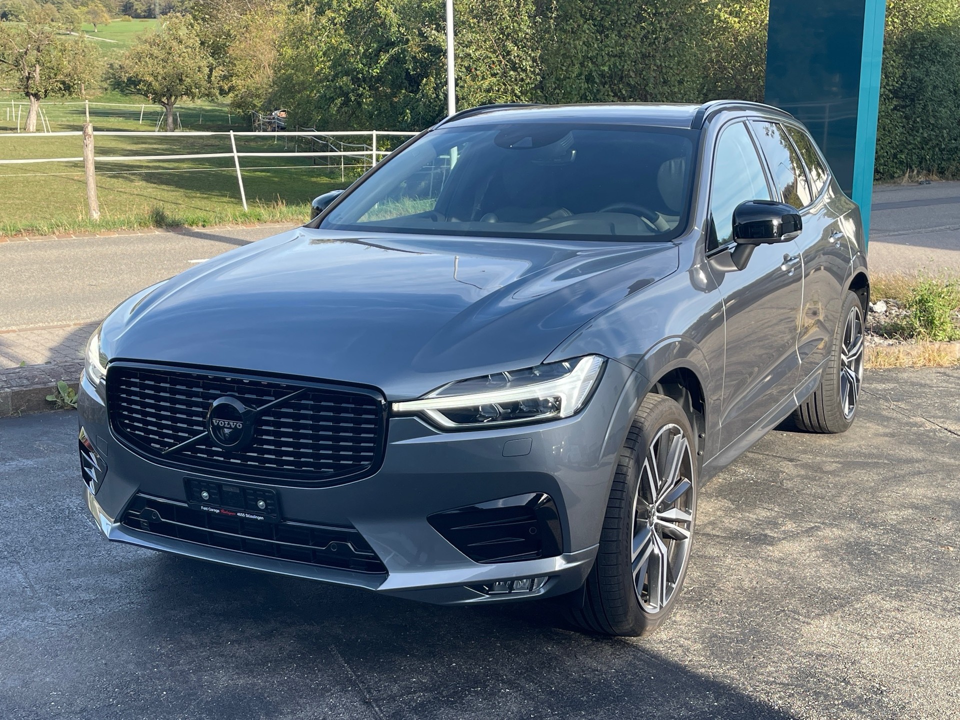 VOLVO XC60 B5 Benzin Mild Hybrid AWD R-Design Geartronic-image-0