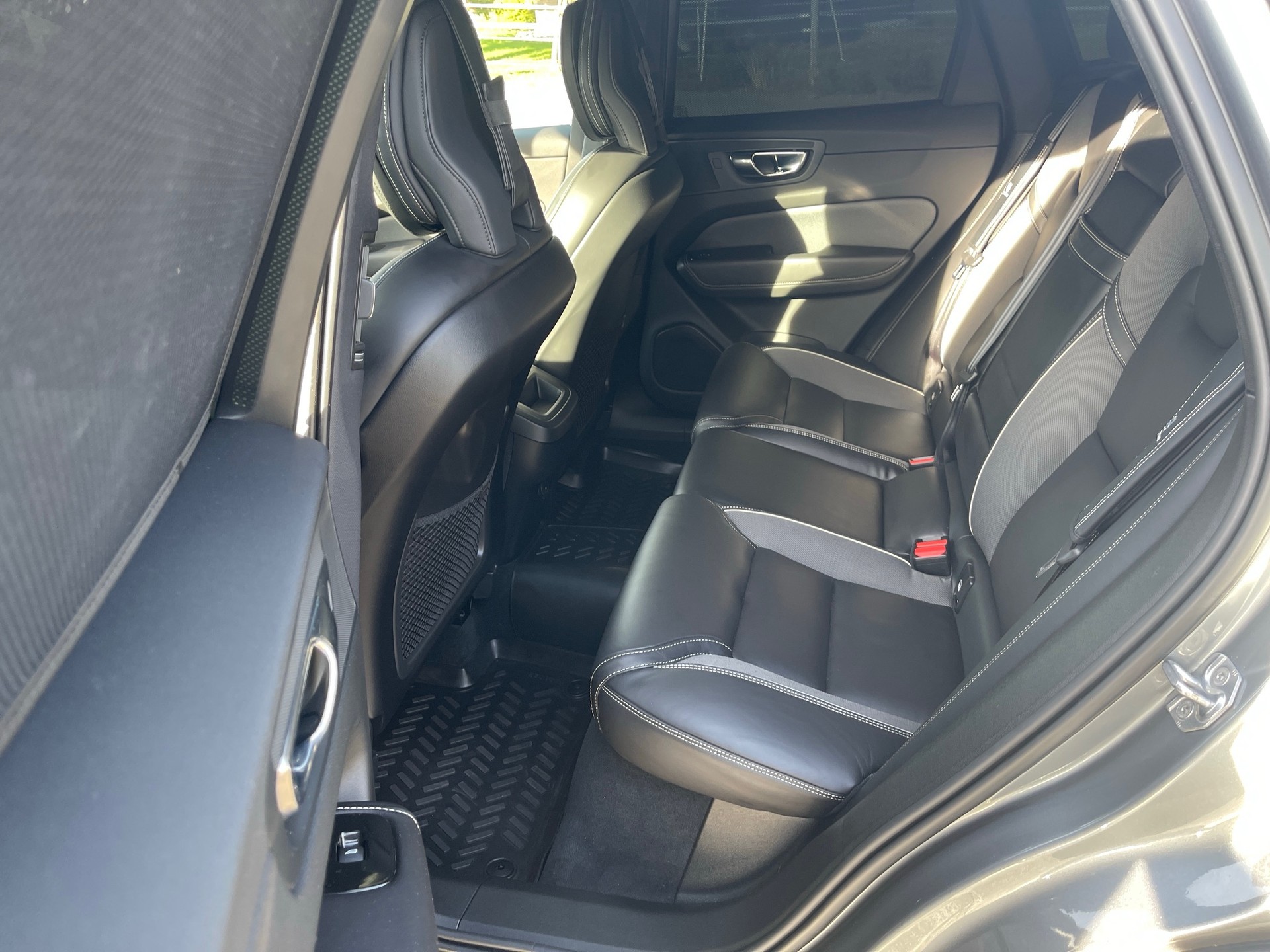 VOLVO XC60 B5 Benzin Mild Hybrid AWD R-Design Geartronic-image-5