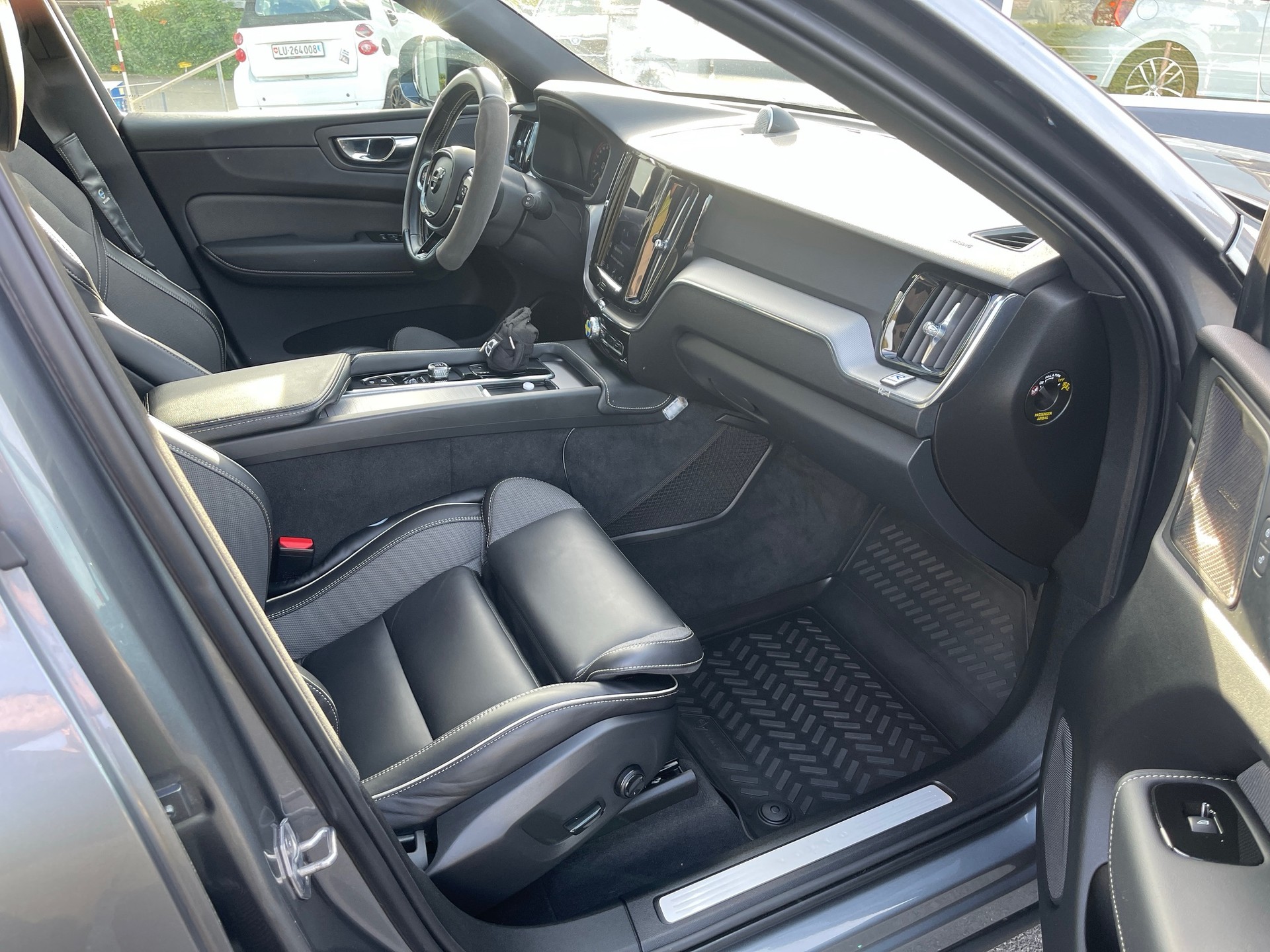 VOLVO XC60 B5 Benzin Mild Hybrid AWD R-Design Geartronic-image-11