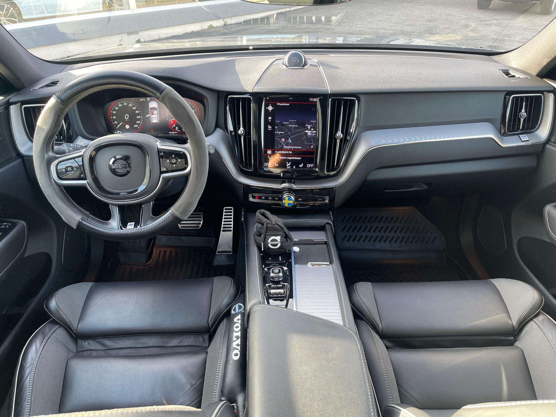 VOLVO XC60 B5 Benzin Mild Hybrid AWD R-Design Geartronic-image-2