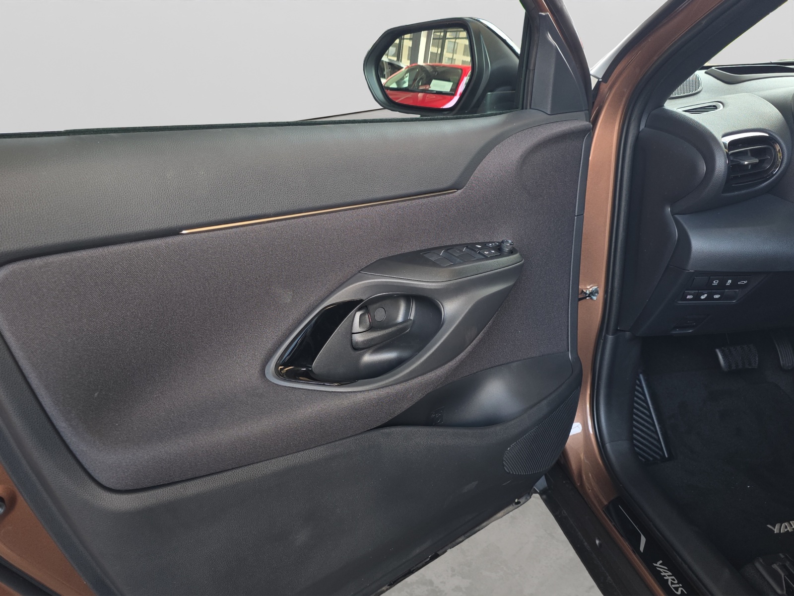 TOYOTA Yaris Cross 1.5 VVT-i HSD Premium AWD-i-image-11