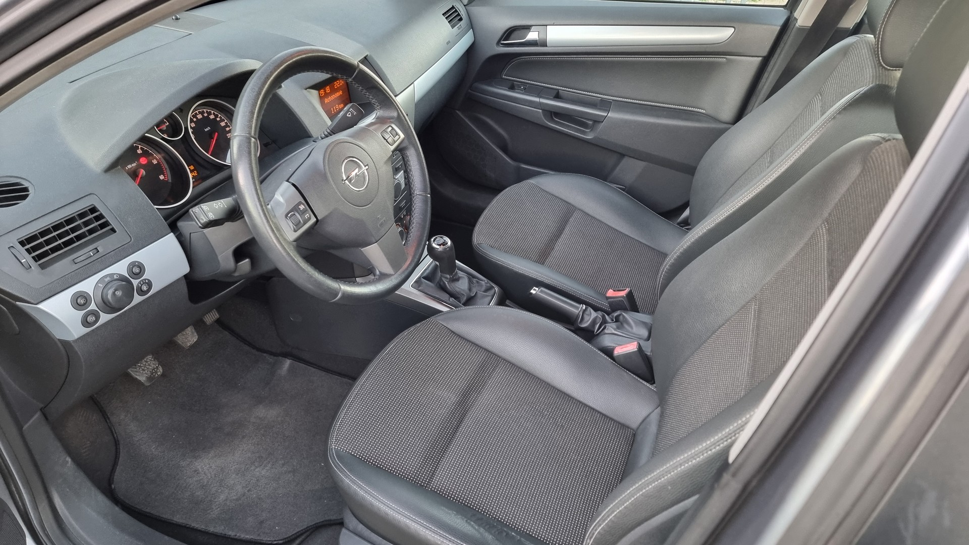 OPEL Astra 1.9 CDTi 16V Cosmo-image-5