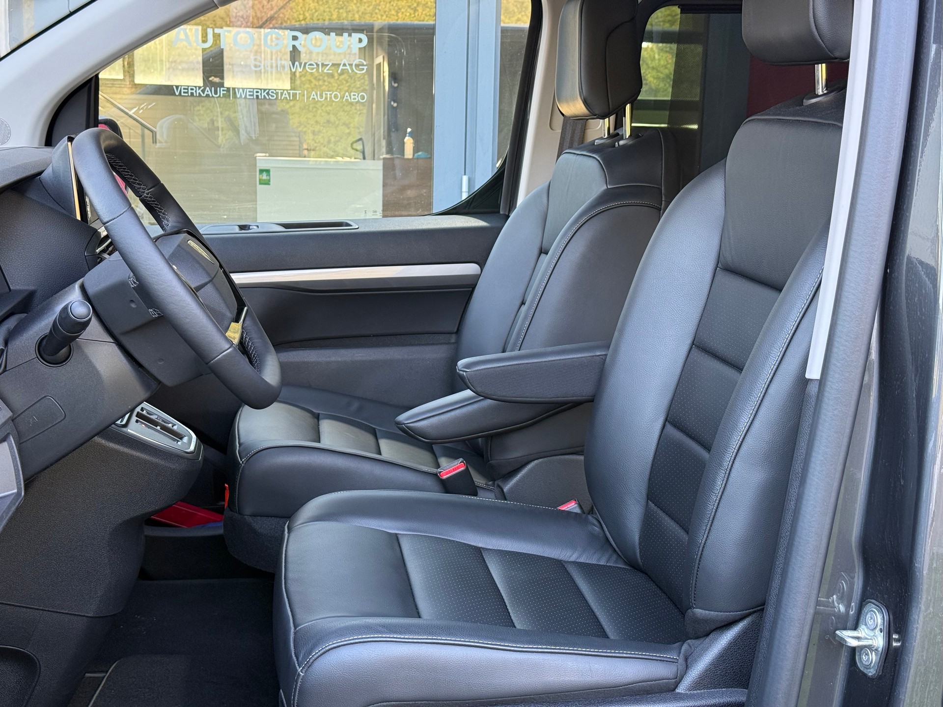 PEUGEOT Traveller 2.2 BlueHDi Business VIP Standard EAT8-image-7